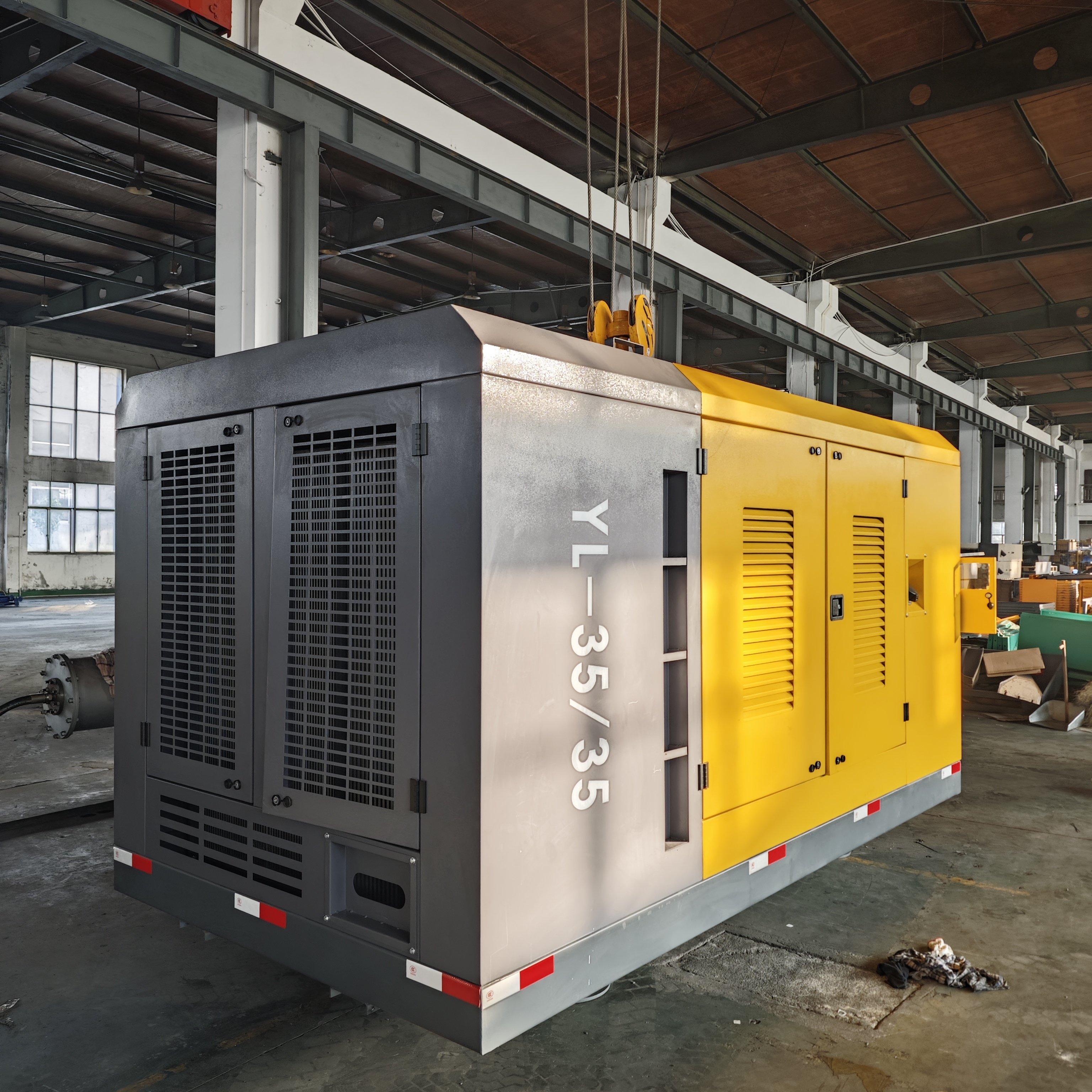 Factory Customized 35bar 1300cfm Cummins Engine Two Stage Type Screw Air Compressor