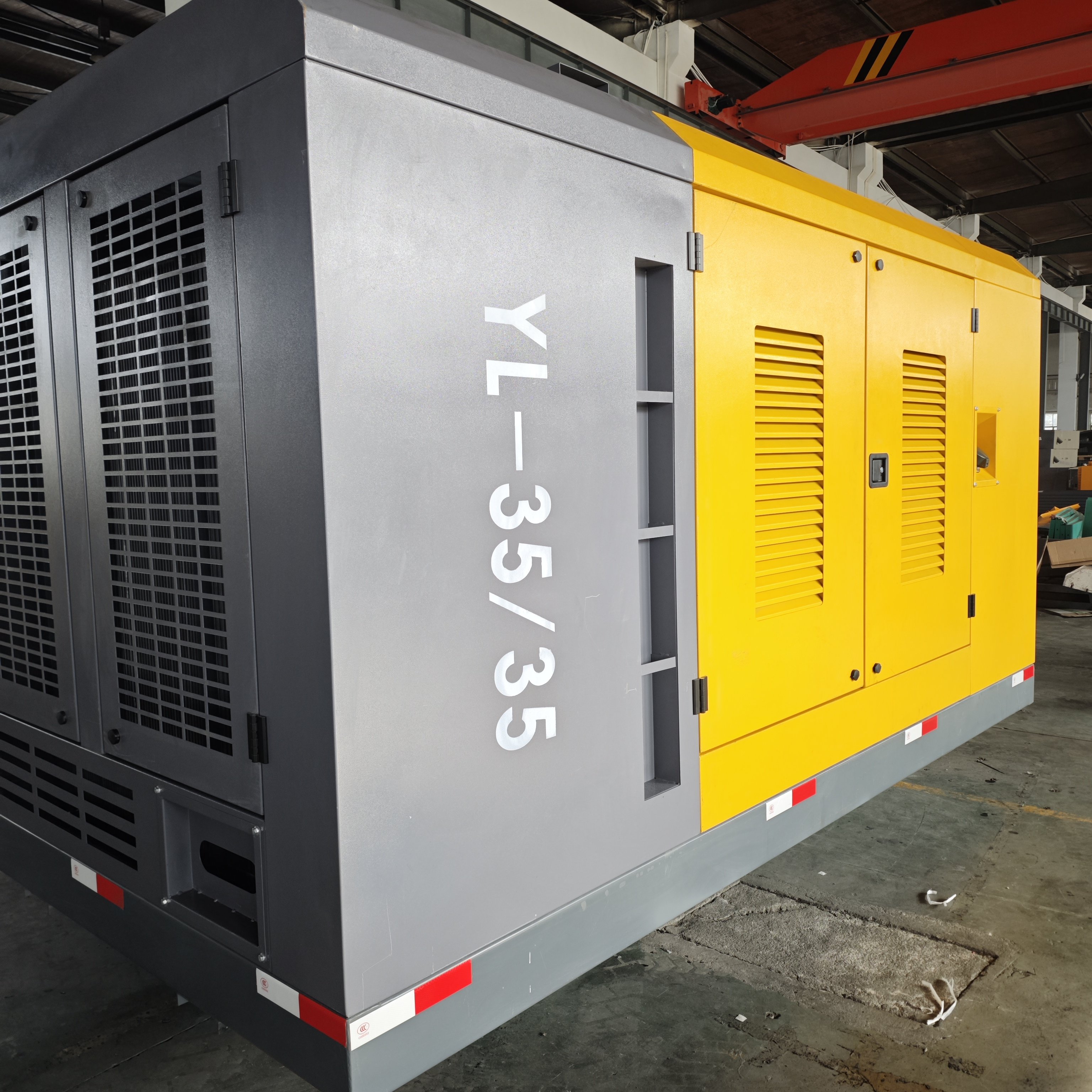 Factory Customized 35bar 1300cfm Cummins Engine Two Stage Type Screw Air Compressor