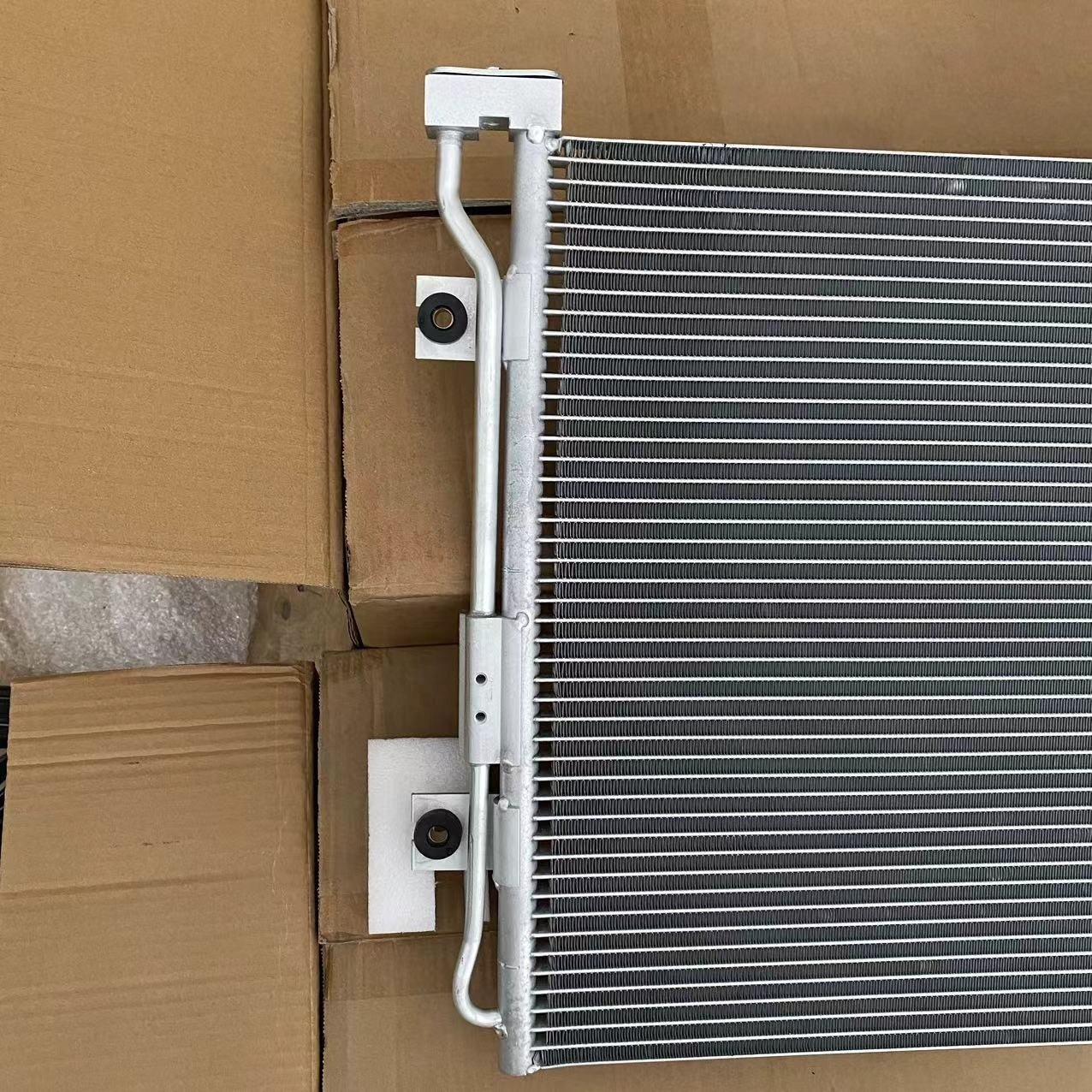 Accessories/Spare Parts for SINOTRUK HOWO T7H SITRAK C7H C9H TX G7S Trucks WG1642822006 Air Conditioner Condenser
