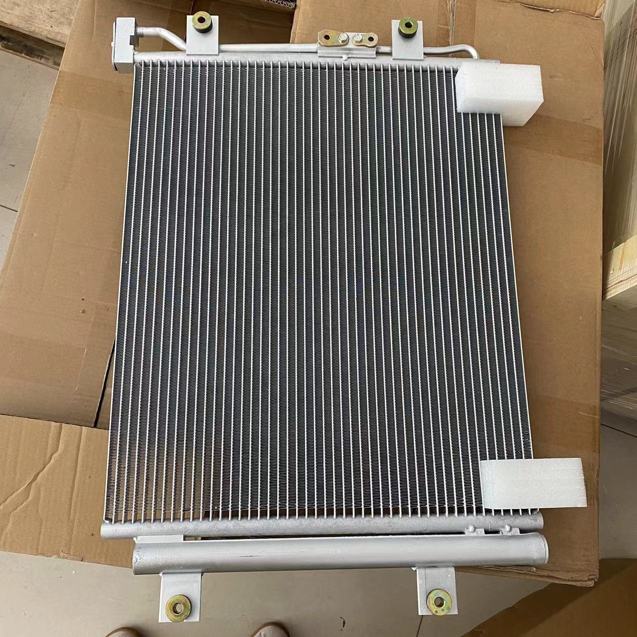 Accessories/Spare Parts for SINOTRUK HOWO T7H SITRAK C7H C9H TX G7S Trucks WG1642822006 Air Conditioner Condenser