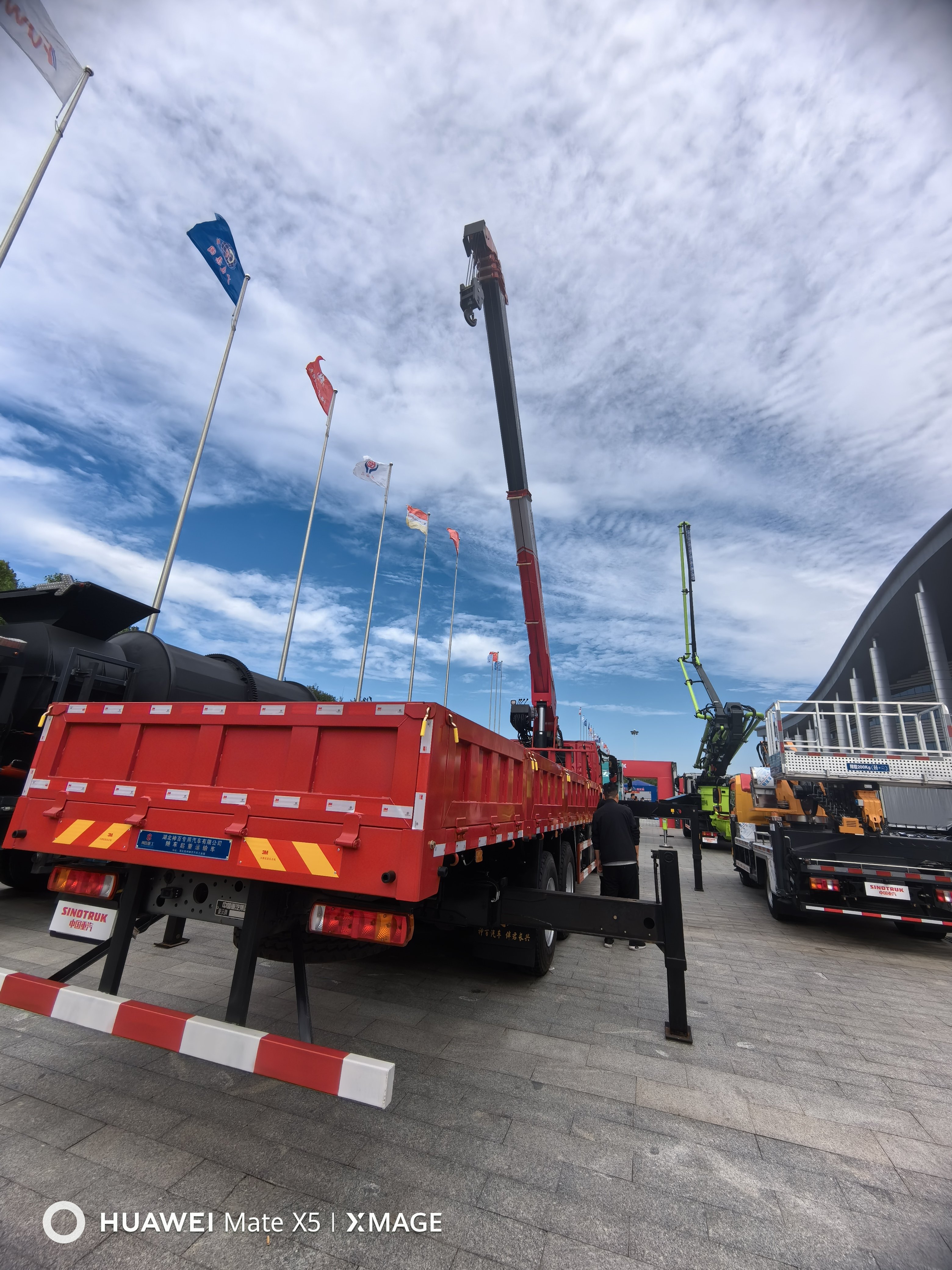 Sinotruk 6x4 10 Ton 12 Ton Crane New Telescopic Boom Truck Mounted Crane Diesel Automatic Right Steering Rear 4x2 for Sale
