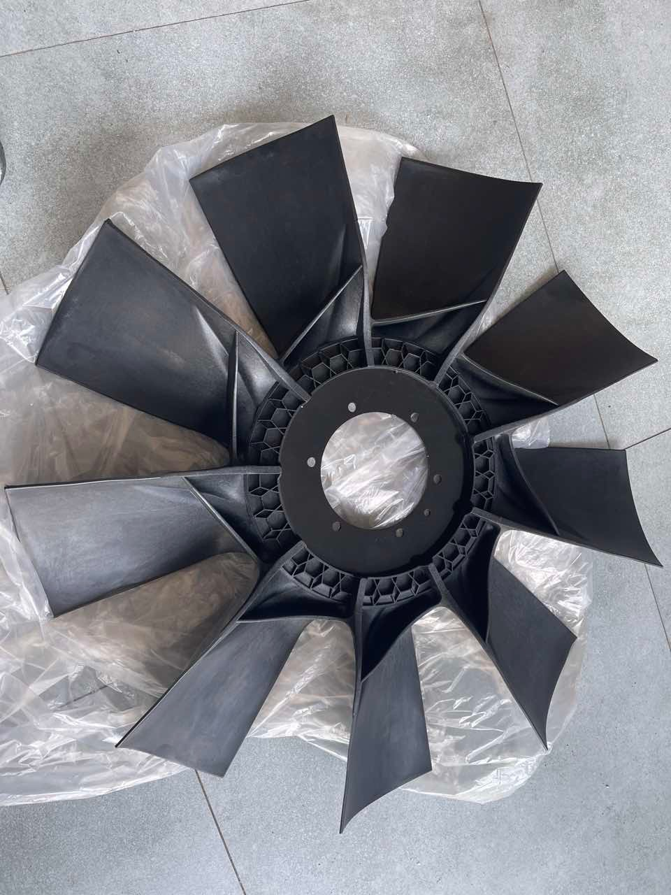 Sinotruk Spare Parts Howo 371 Accessories air Conditioner Fan 9057004B2 Dump Truck air Conditioner Condensing Fan Assembly