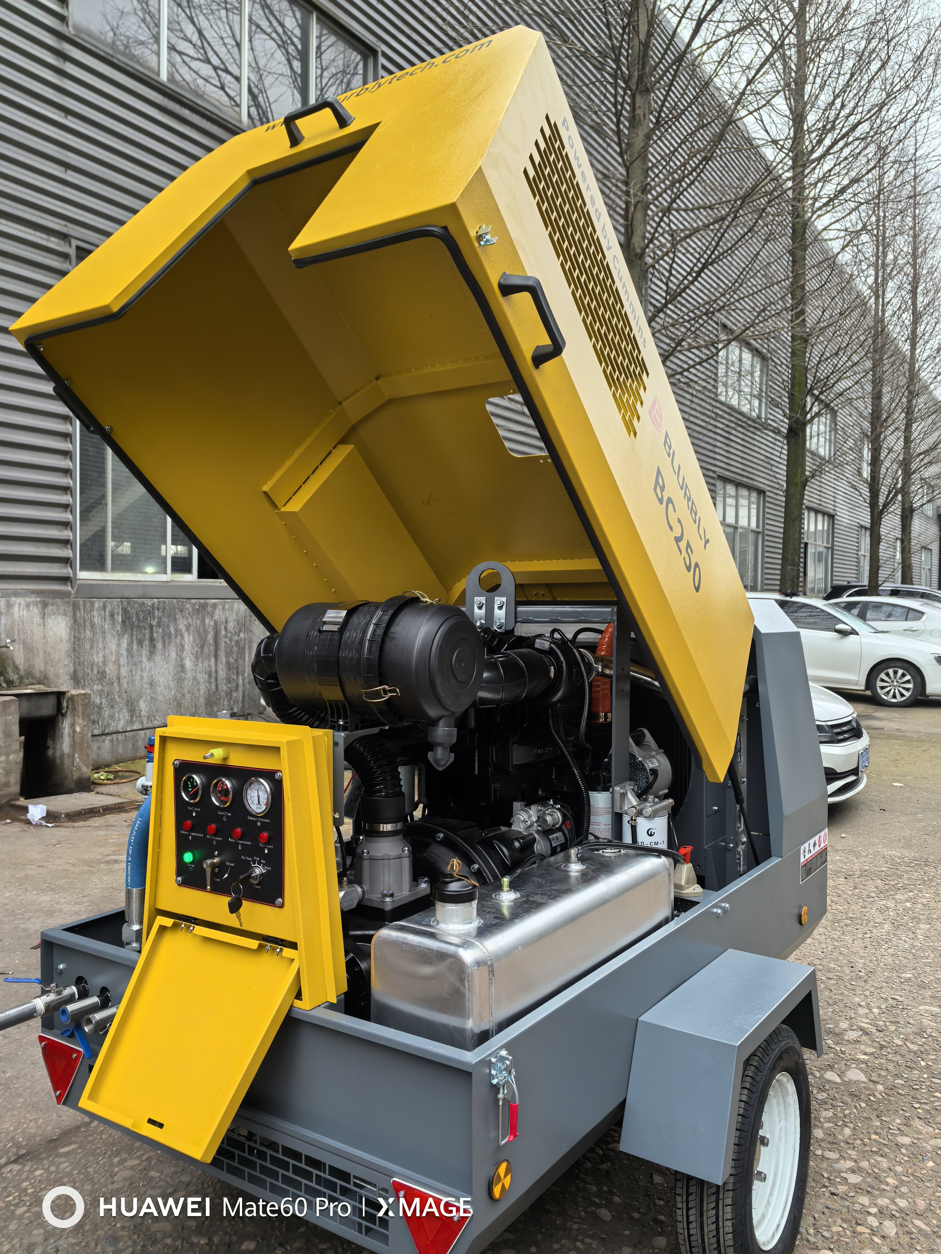 Blurbly Cummins Engine 250 Cfm air Compressor for Mining 8 bar Sandblasting Blasting Drilling