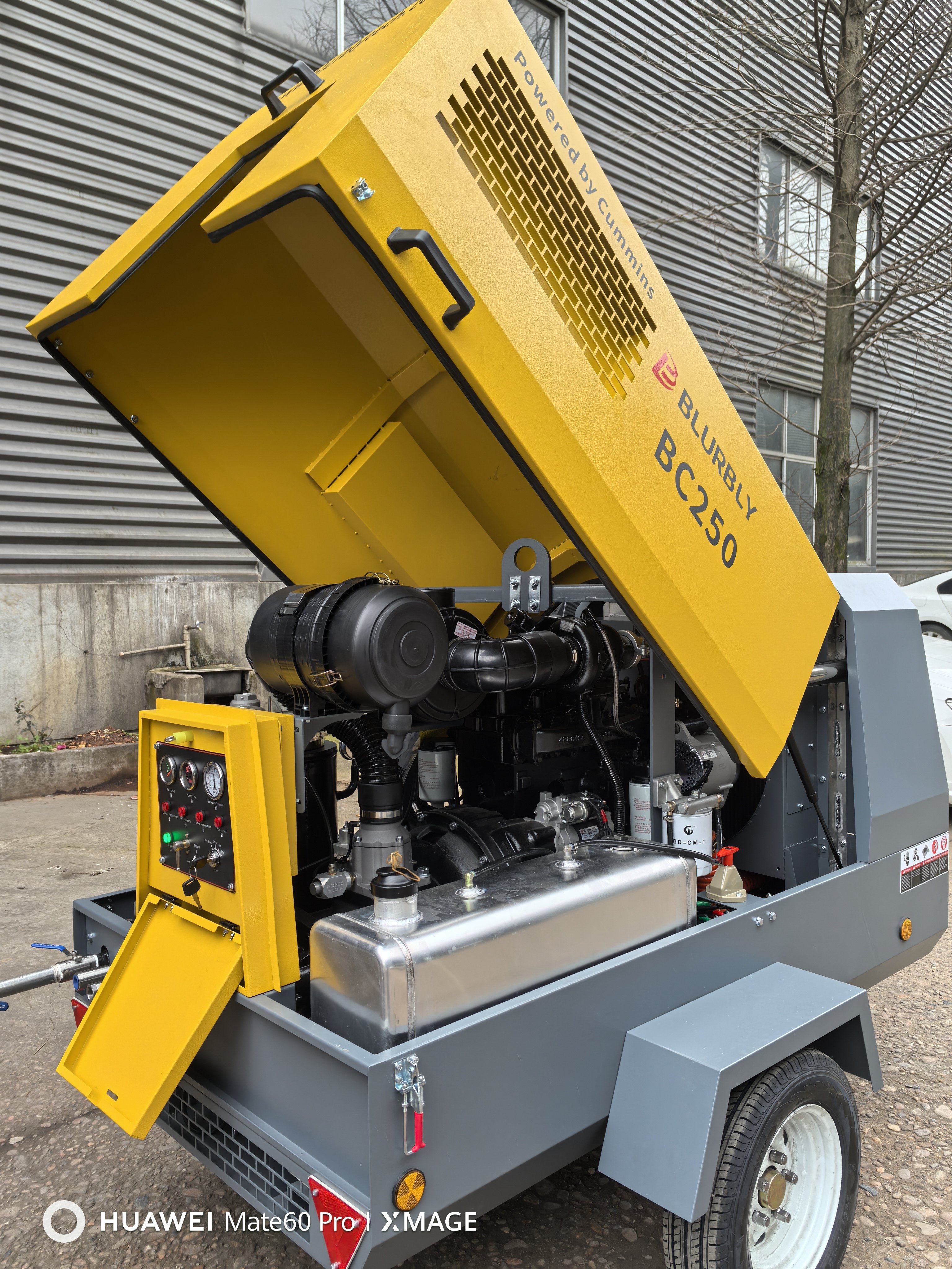 Blurbly Cummins Engine 250 Cfm air Compressor for Mining 8 bar Sandblasting Blasting Drilling