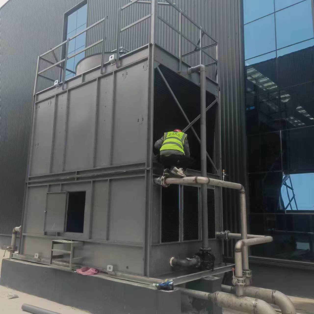 LBN Series Closed Countercurrent Cooling Towers in 2mm Thick Magnesium Aluminum Zinc Plate Is Used in Chemical and Power Plants