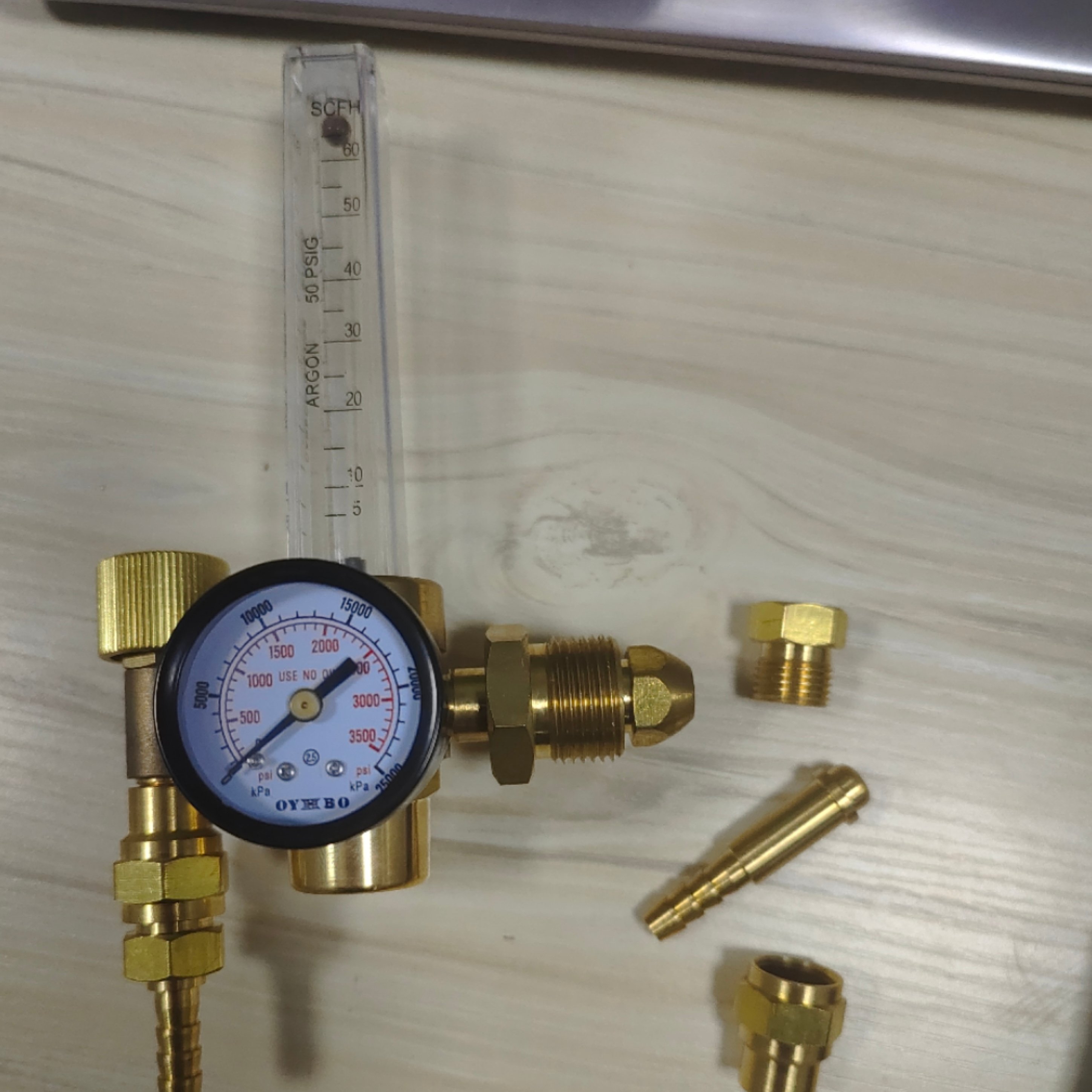 Hot Sale Inlet Industrial Welding/Cutting Flow Meter Argon/CO2 Gas Regulator for Cylinder Use