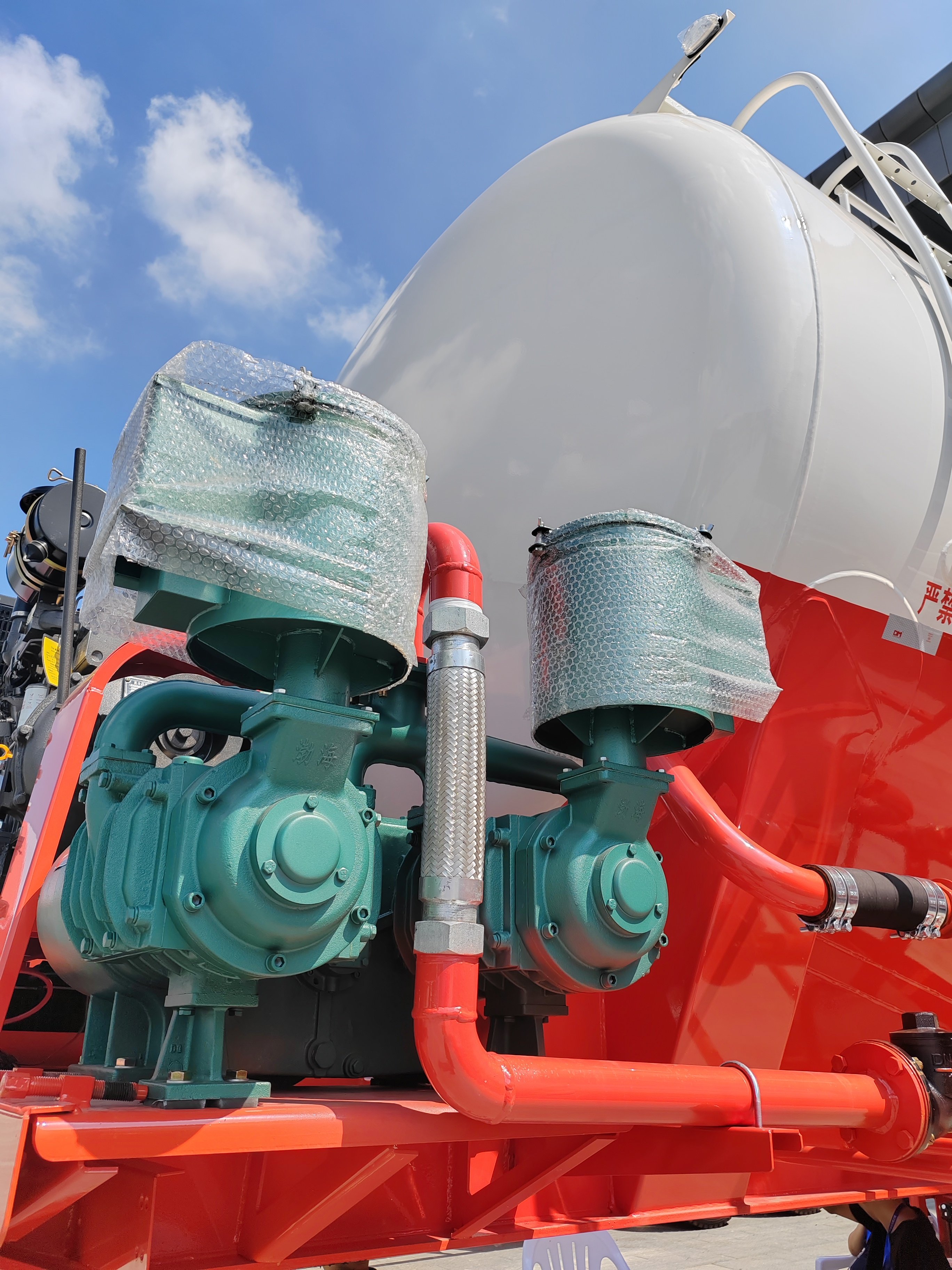 HYCW-14/2Dieselengine Driven Two Cylinders Witha Flow Rate of 14cubic Meters Per Minute HYCW Brand Cement Trailer air Compressor