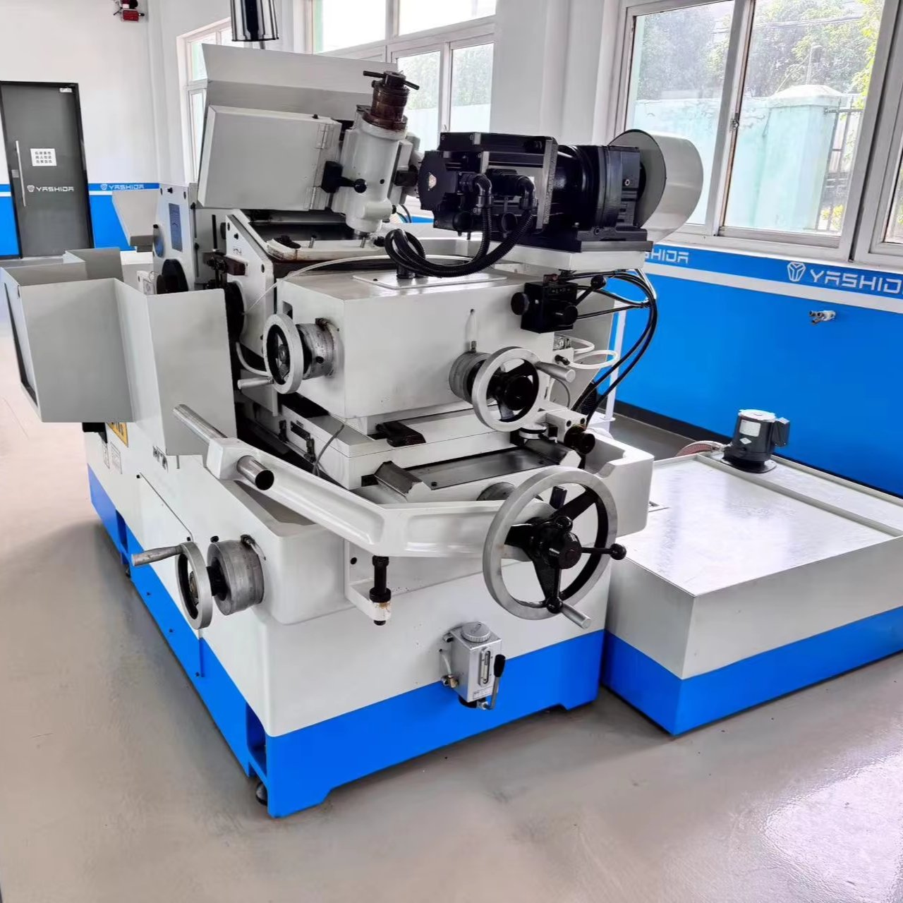 YASHIDA CG-12S Centerless Cylindrical Grinding Machine Used With Motor And Engine Core Components For Surface Grinding