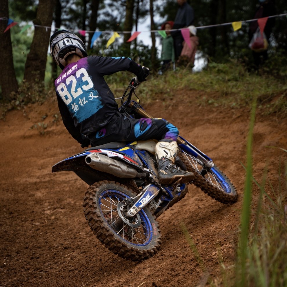 300cc Off-Road Enduro Racing Motorcycle 130km/h Speed 25kw Power Water-Cooled Four-Stroke Engine Full Size Racing Bike