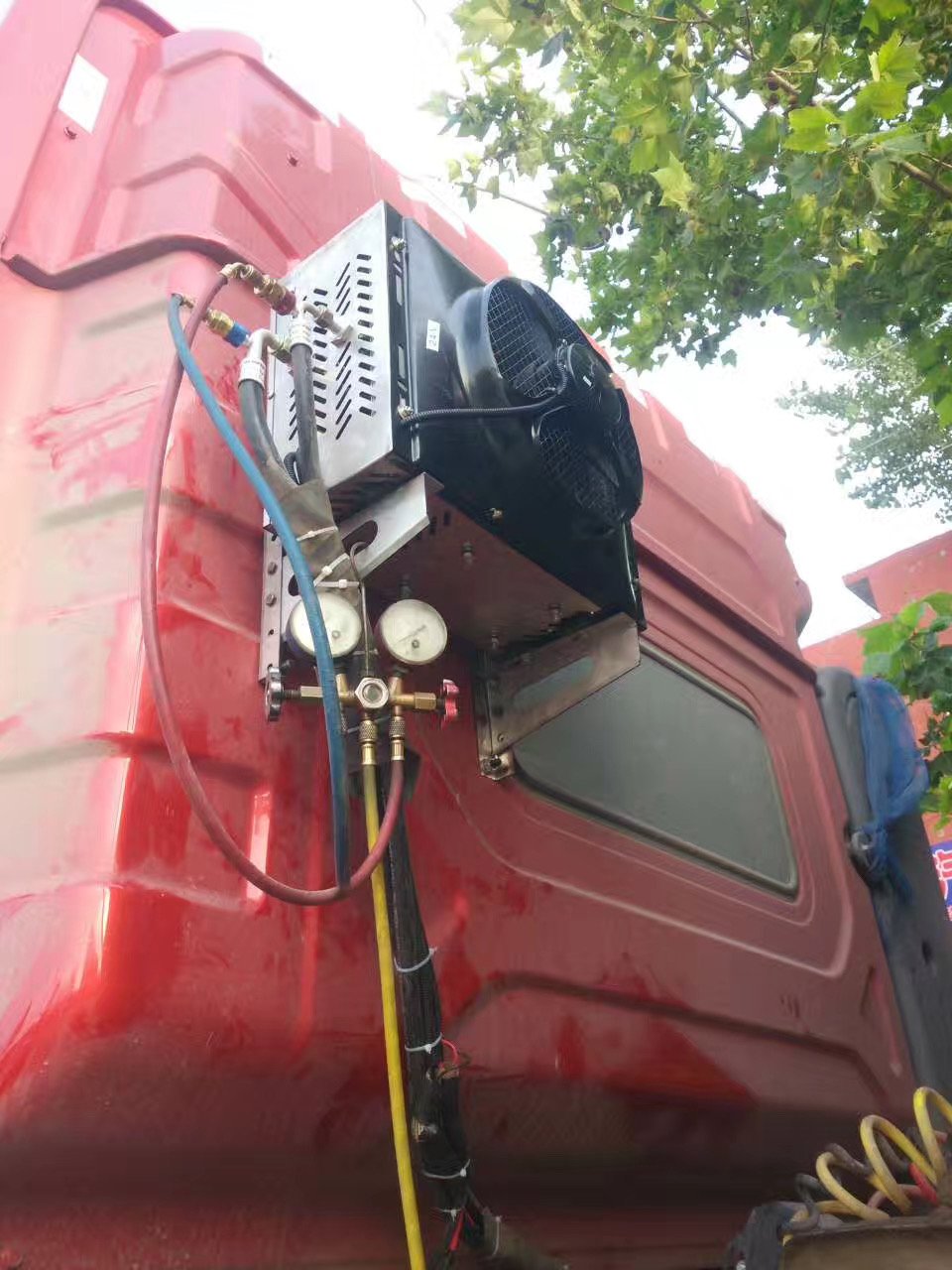 Truck 12V Parking Air Conditioner New Condition ABS Inner Material R134A Refrigerant for Car Refrigeration