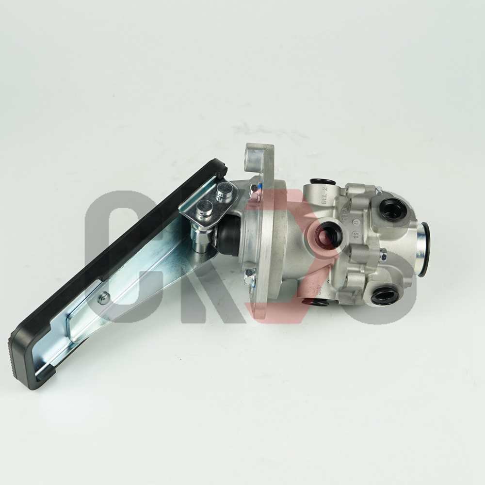 Mitsubishi Fuso Brake Master Cylinder Foot Brake Valve for Air Brake 241-02903 FV413 Truck Parts