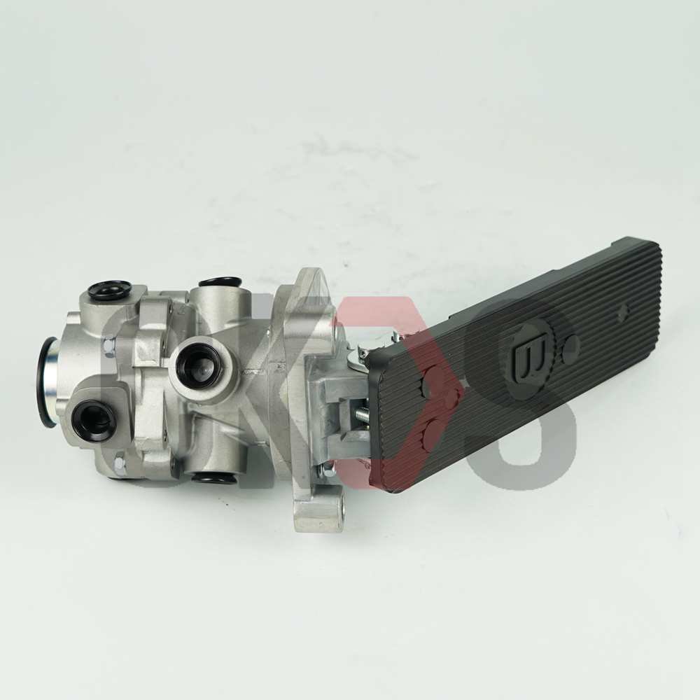 Mitsubishi Fuso Brake Master Cylinder Foot Brake Valve for Air Brake 241-02903 FV413 Truck Parts