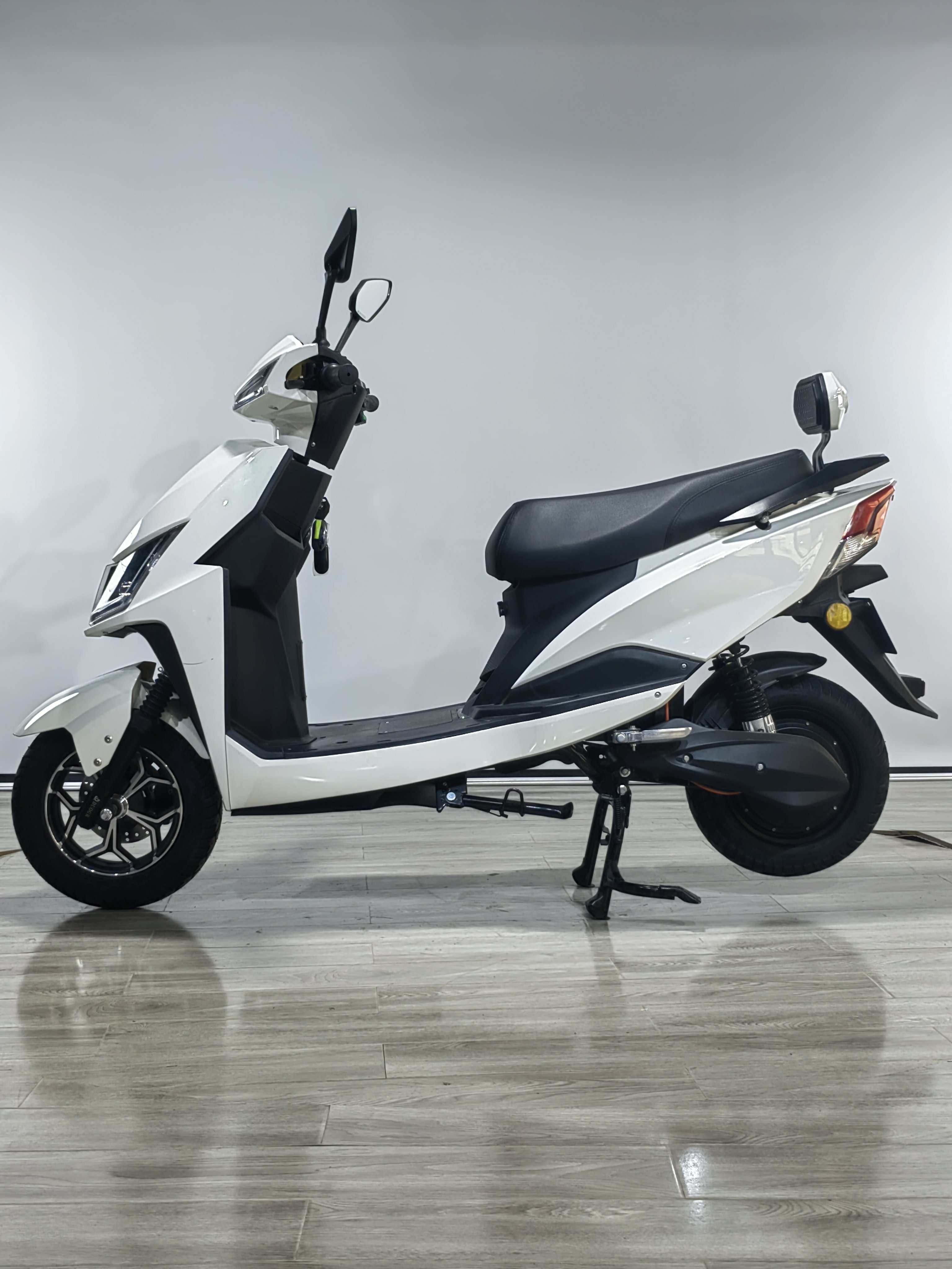 Factory High-speed Customized Electric Scooter EEC 1500w 65km/h Adult Fast Electric Motorcycle