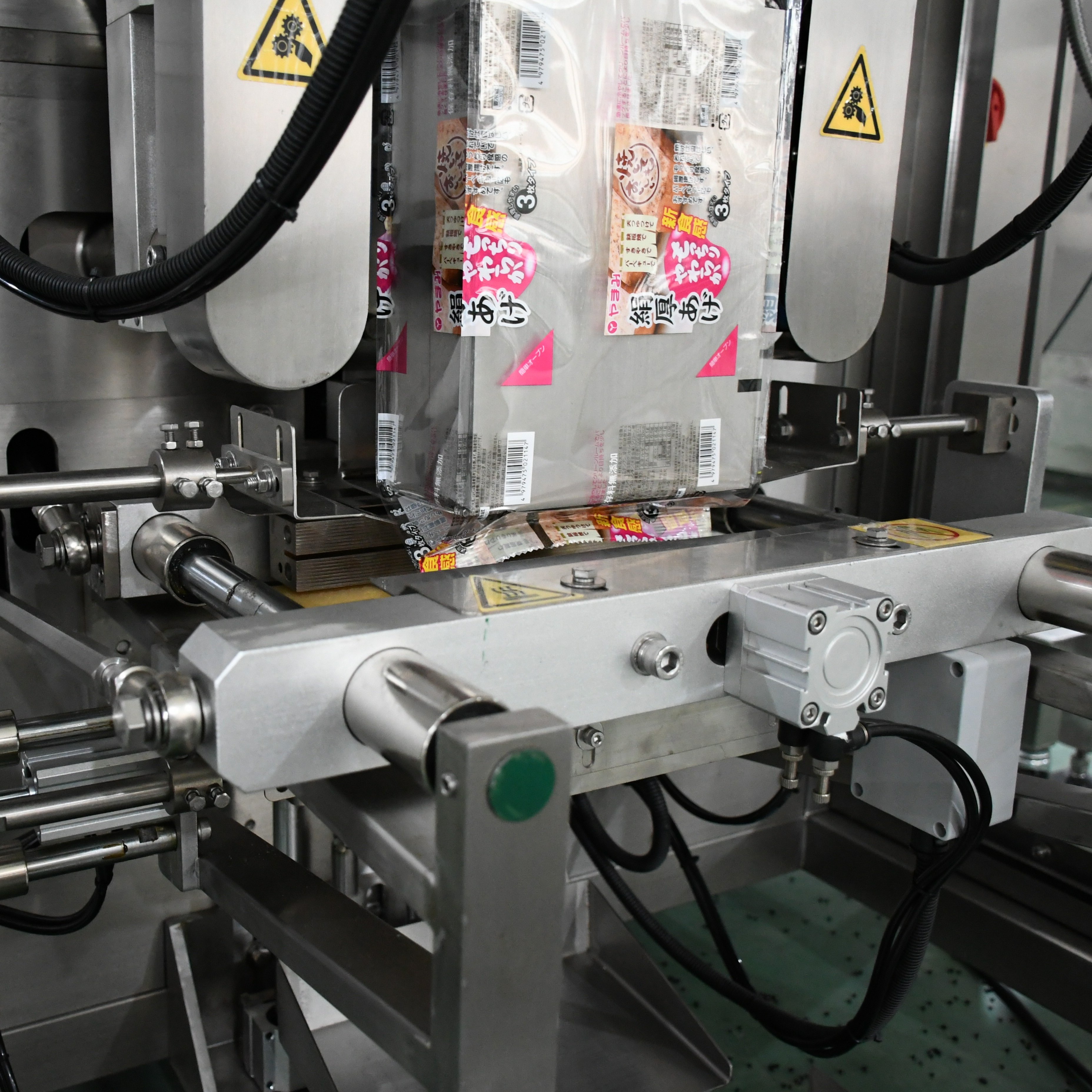 Guangdong Factory Automatic Granule Bagging Machine 4 Head Weigher Vertical Packing Machine for Sale