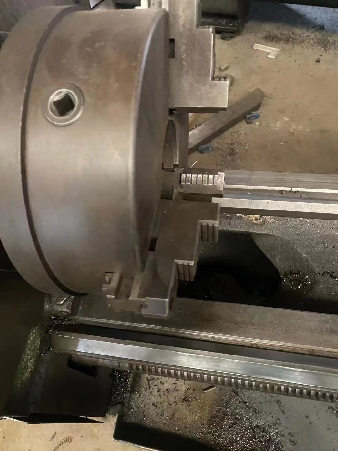 Factory Direct Sale Baoji Lathe 6150C Good Running Condition 2 Meter Lathe Universal Manual Lathe 2000mm Price 105mm