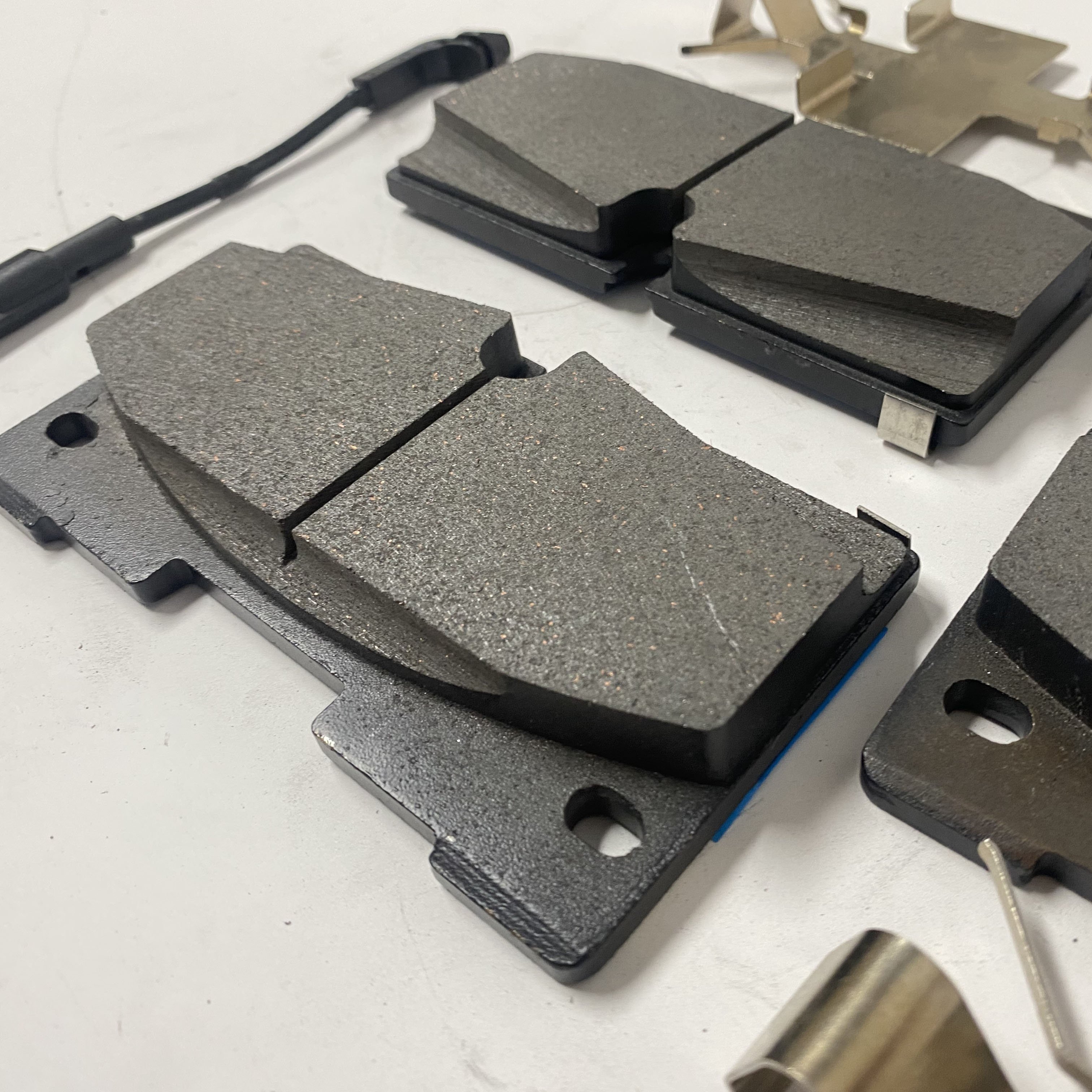 Auto Parts Front Disc Brake Pads for Chevrolet Tahoe Cadillac Escalade GMC 84320501 17D1092 17D1194 22742382 23135915 25918342