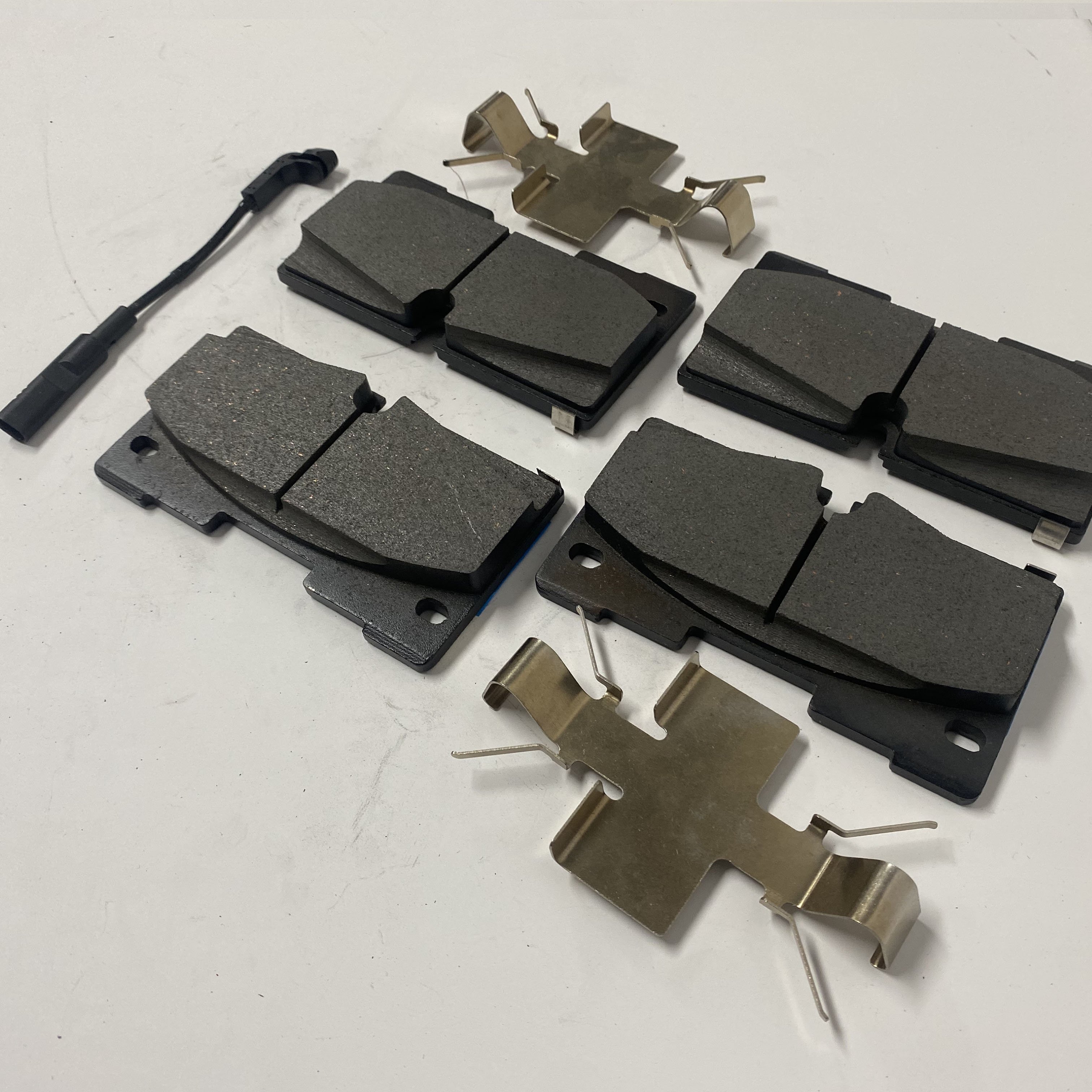 Auto Parts Front Disc Brake Pads for Chevrolet Tahoe Cadillac Escalade GMC 84320501 17D1092 17D1194 22742382 23135915 25918342