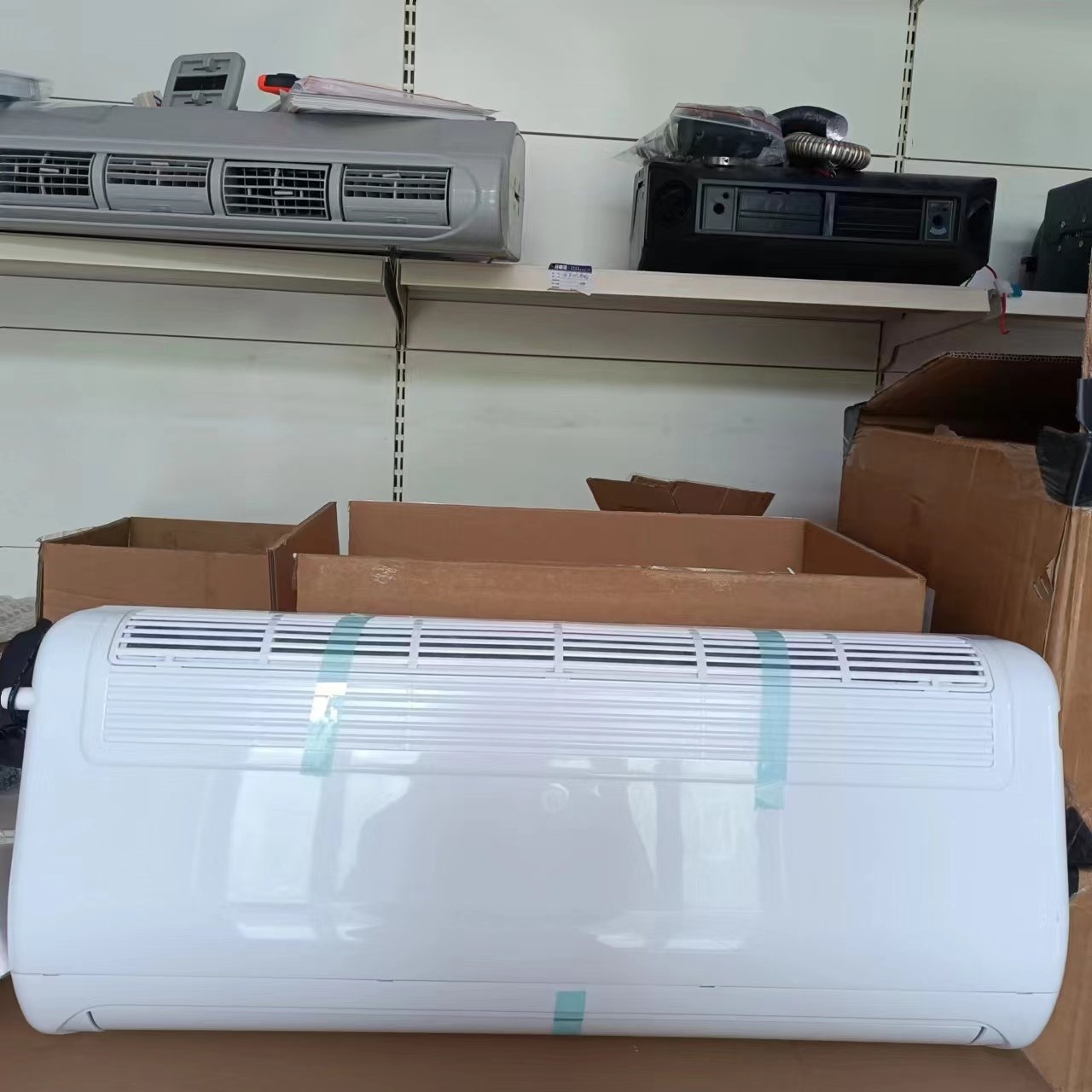 Factory Direct 12V/24V Truck Air Conditioner With Five-Hole Evaporator Box New Parking AC With 1 Year Warranty