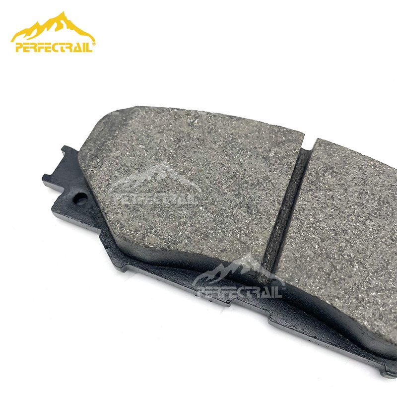 D1210-8330 04465-02220 Auto Parts Ceramic Disc Front Brake Pad for Toyota Corolla Auris Matrix RAV4 for Lexus HS250H