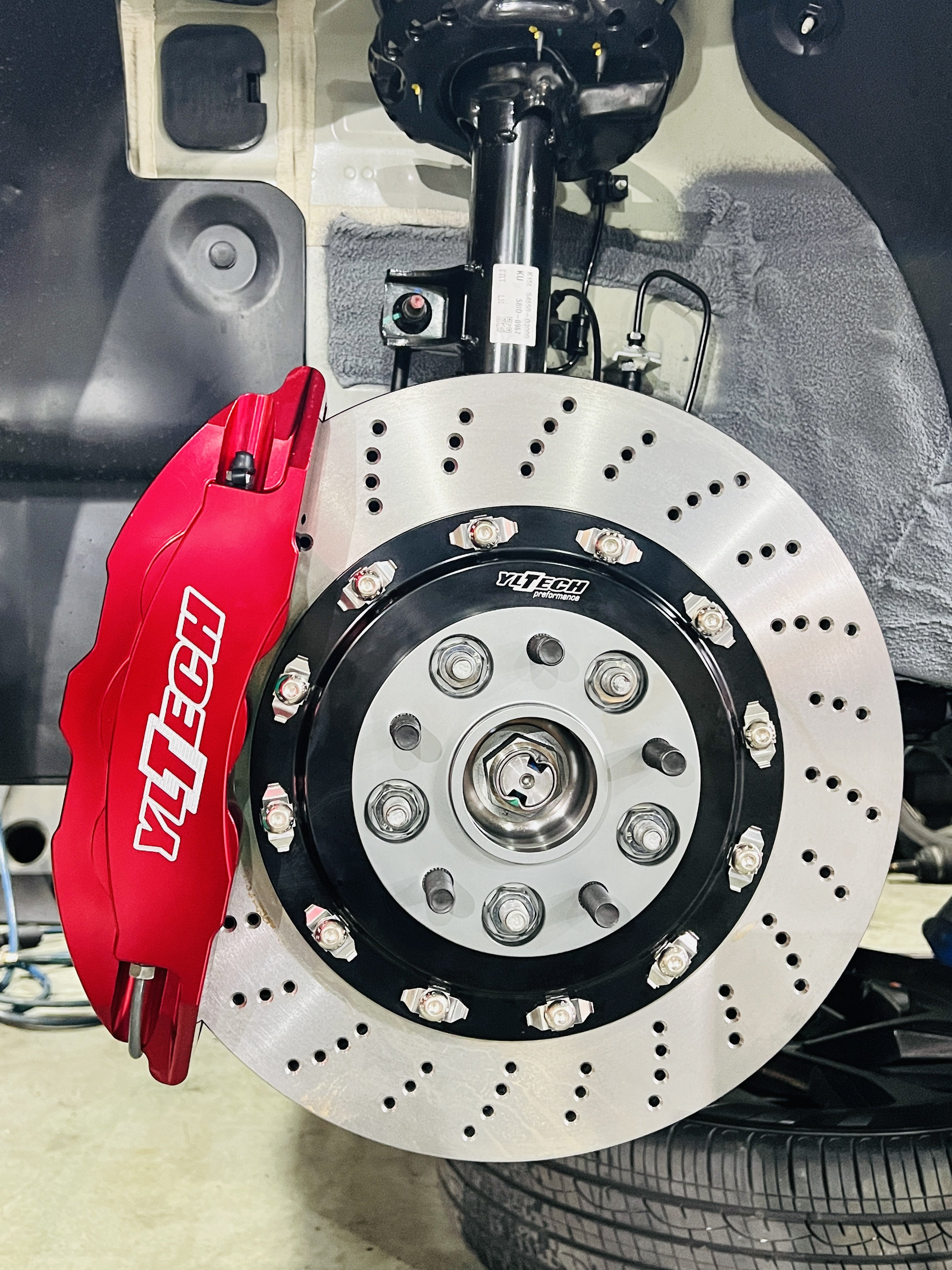 Yltech Forged 6 Piston Calipers Two-Piece Car Brake Discs Brake Pads Aluminum Alloy Spare Parts For Brake System
