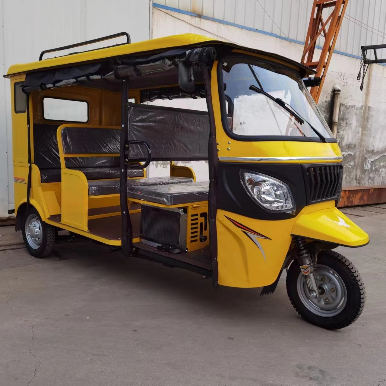 200cc Electric Tricycle Rickshaw Style Closed Body Three-Wheel Passenger Tuk Tuk 1000W Power Gasoline Fuel 250cc Cargo