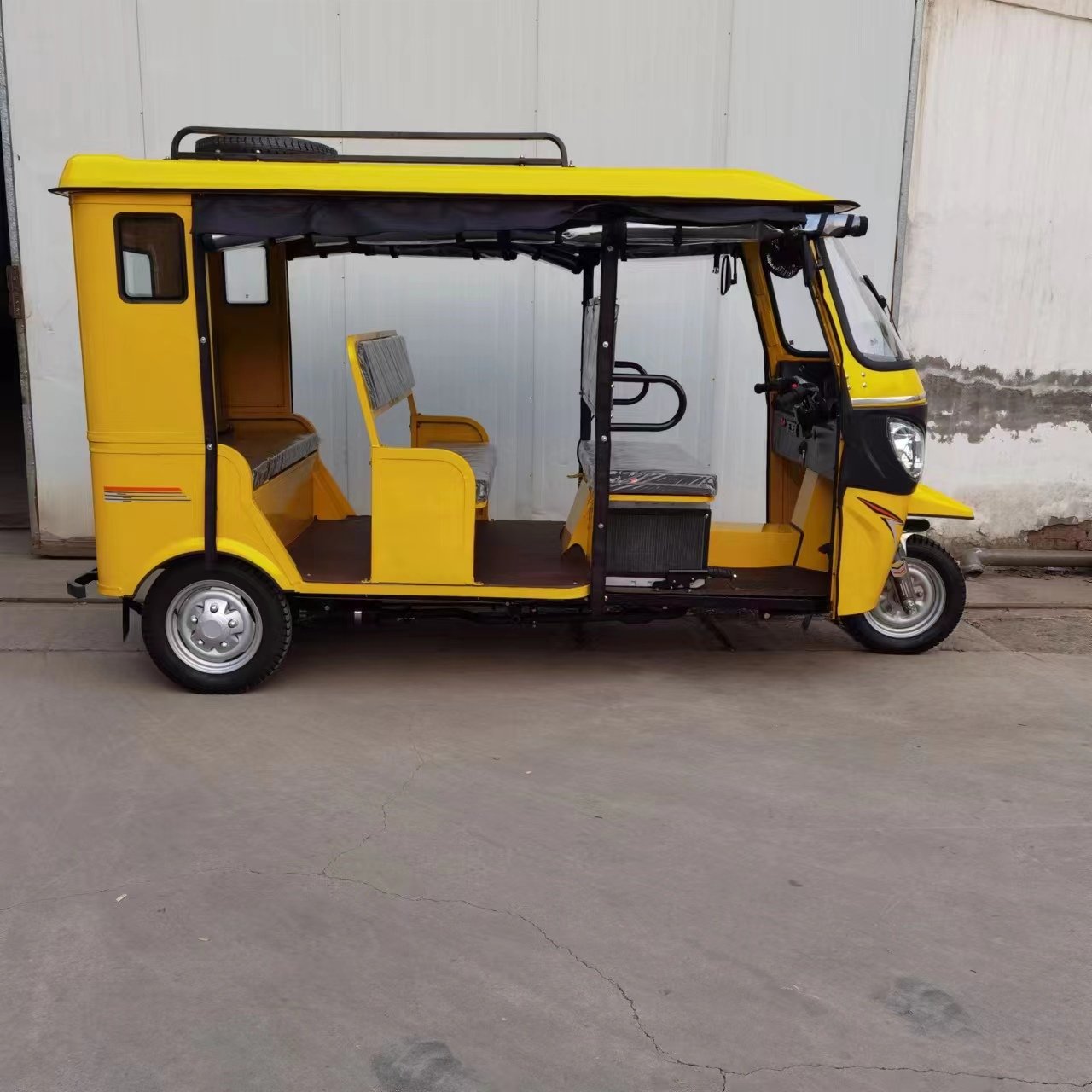 200cc Electric Tricycle Rickshaw Style Closed Body Three-Wheel Passenger Tuk Tuk 1000W Power Gasoline Fuel 250cc Cargo