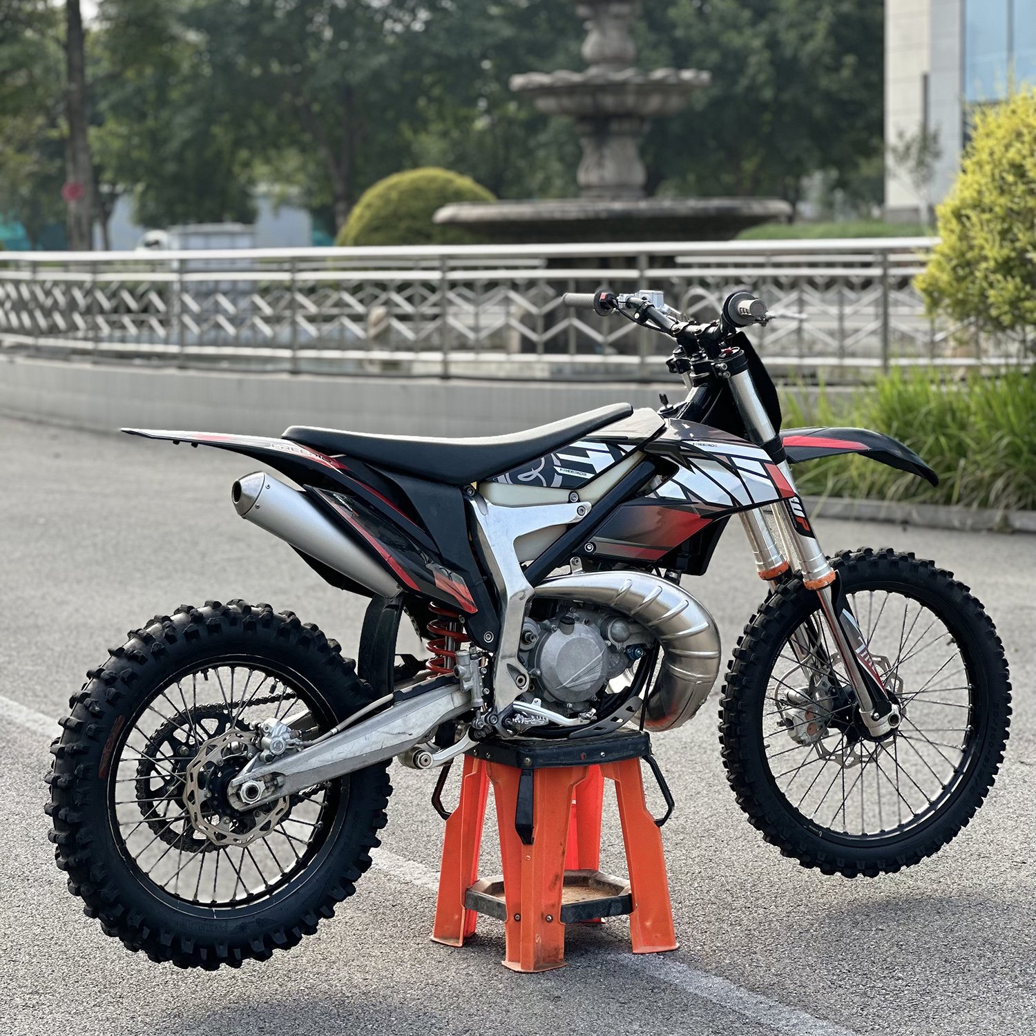 High-Performance 300cc 2 Stroke Chinese Off-Road Dirt Bike for Adults Racing on Trails Direct Factory Supply
