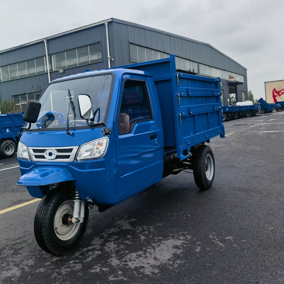 Diesel Engine Motorized Three-wheel Vehicle with Enclosed Driving Cab Heightened Cargo Box Hydraulic Dumping System