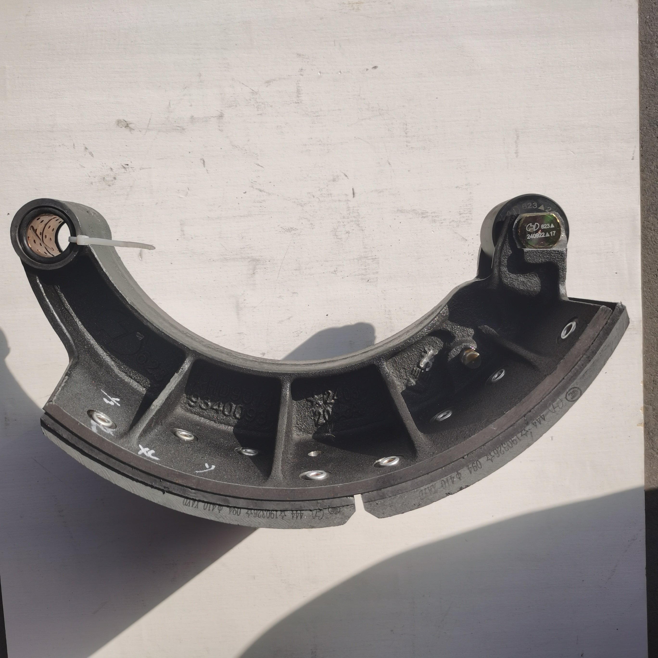 HD90149340095Rear Truck Brake Shoes Shacman Shacman Braking Systems High Definition Pads for Efficient Performance