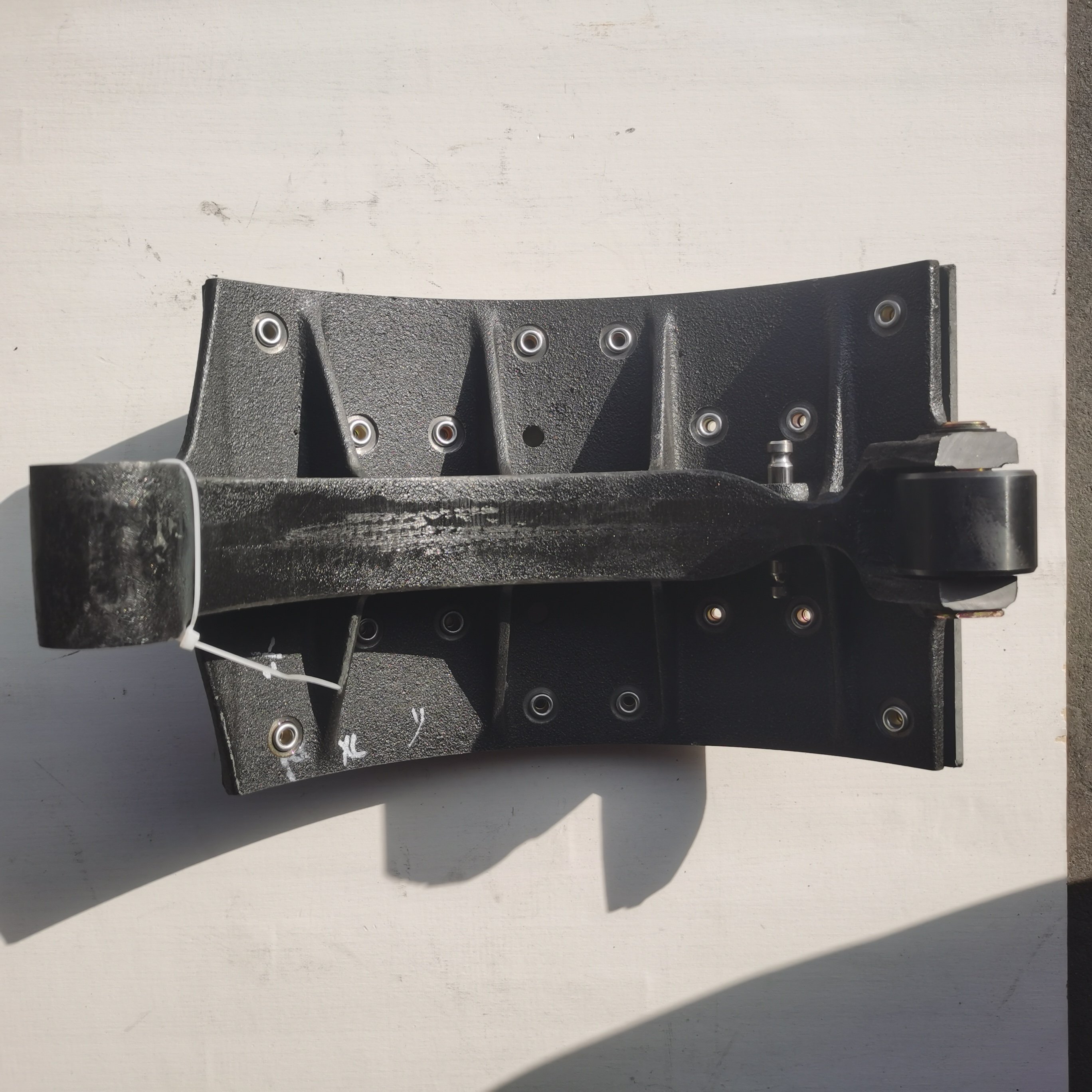 HD90149340095Rear Truck Brake Shoes Shacman Shacman Braking Systems High Definition Pads for Efficient Performance