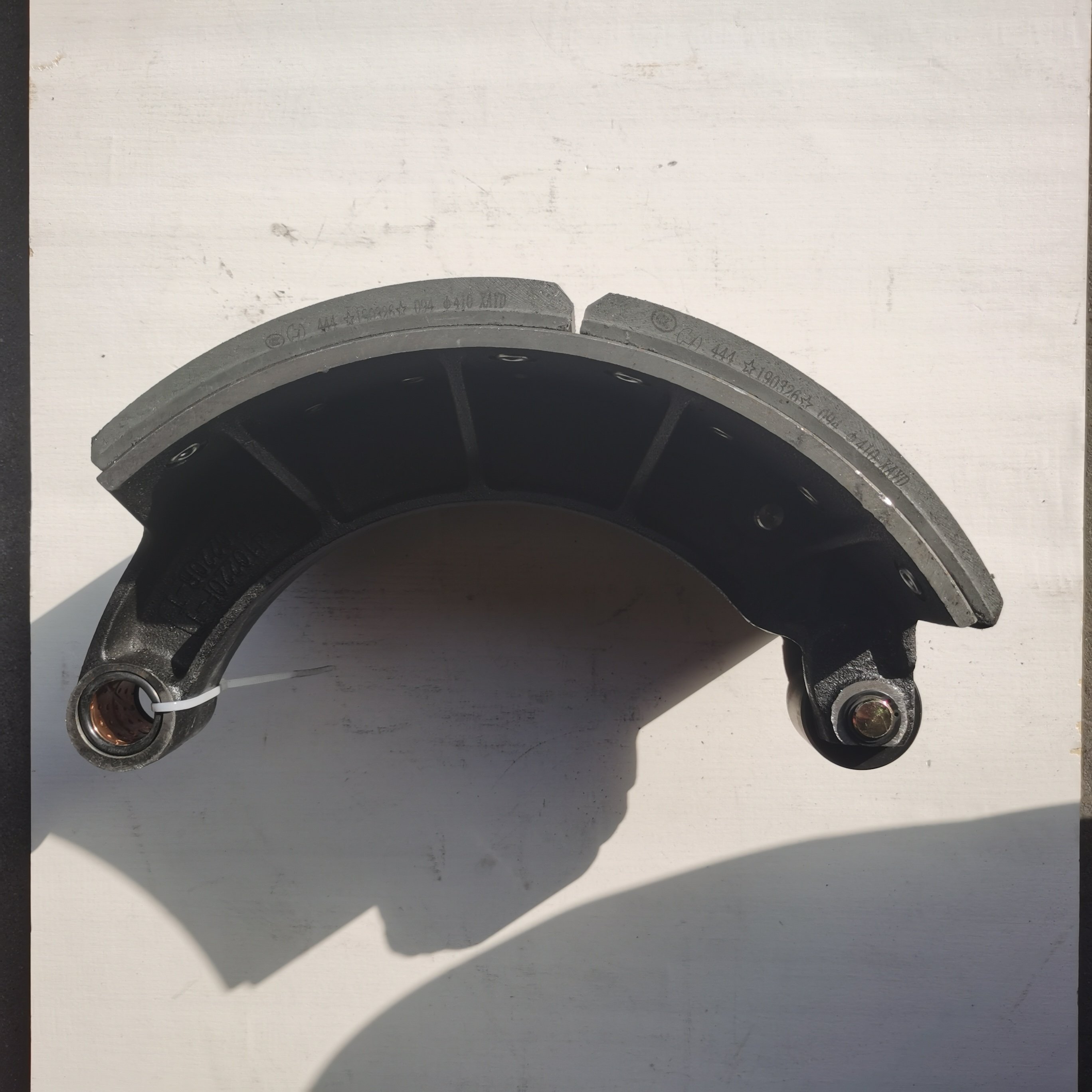 HD90149340095Rear Truck Brake Shoes Shacman Shacman Braking Systems High Definition Pads for Efficient Performance