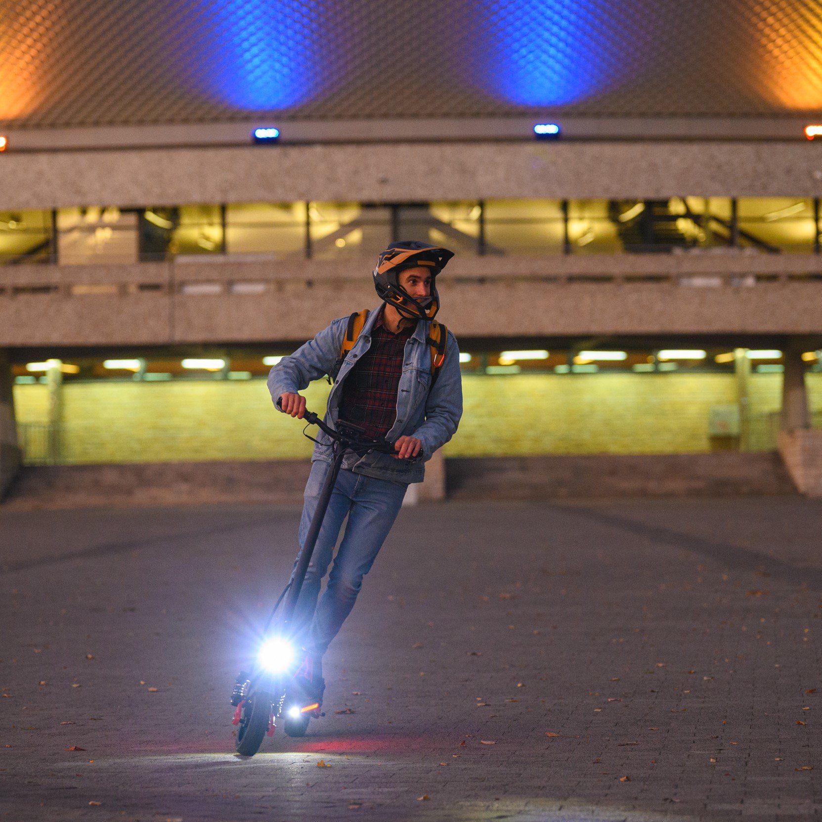 2024 Colored Light Design E-scooter Equipped 4 Suspension Make Riding Fast Comfortable Electric Adult Scooter