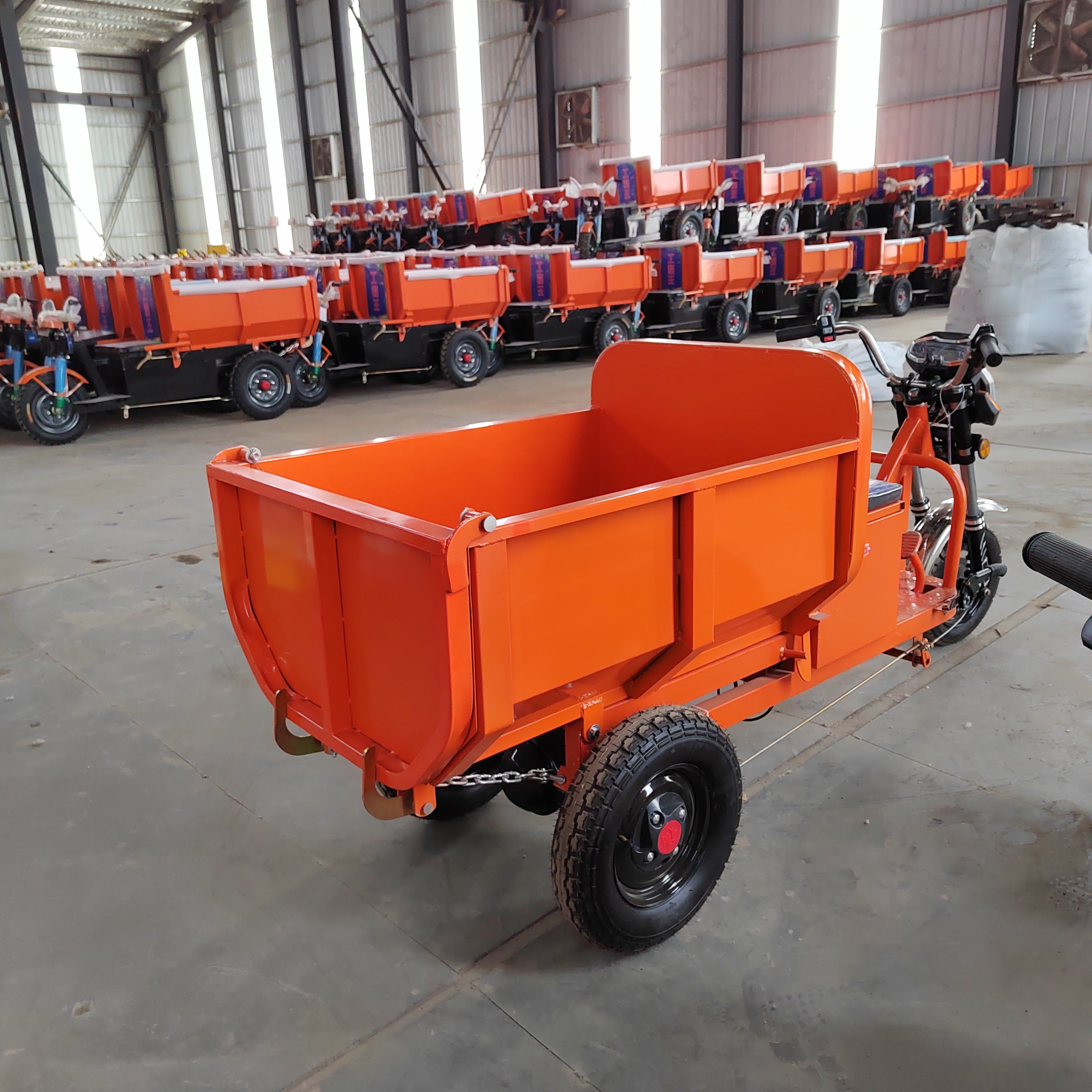 New Designed Electric Wheelbarrow With Motor and Brake 3 Wheels 500kg Capacity Battery Power Easy Turning Mini Dumper Trolley