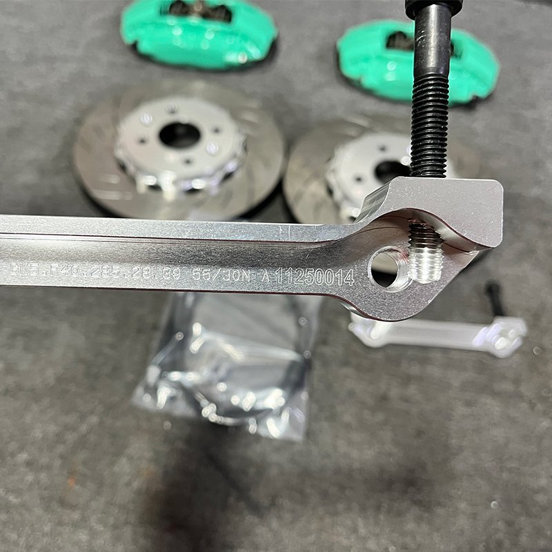 China Auto TSL F40 Accessories Rear Brake Kit Big Pads 4 Piston Brake Systems Shoes for Bmw E46 Honda Fit