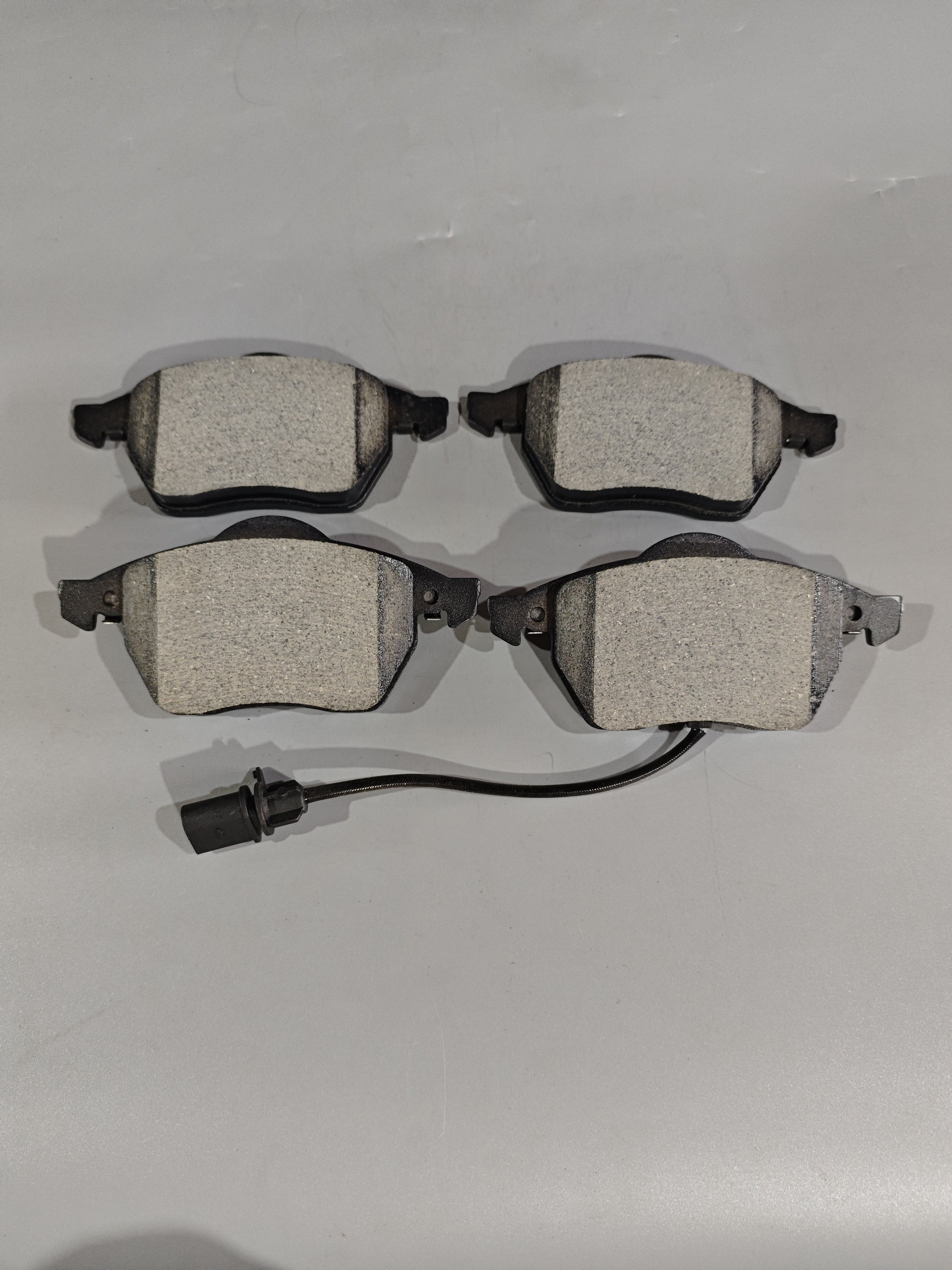 Customizable 4B0698151J Good Quality Wear-resistant Black Brake Pads for Car