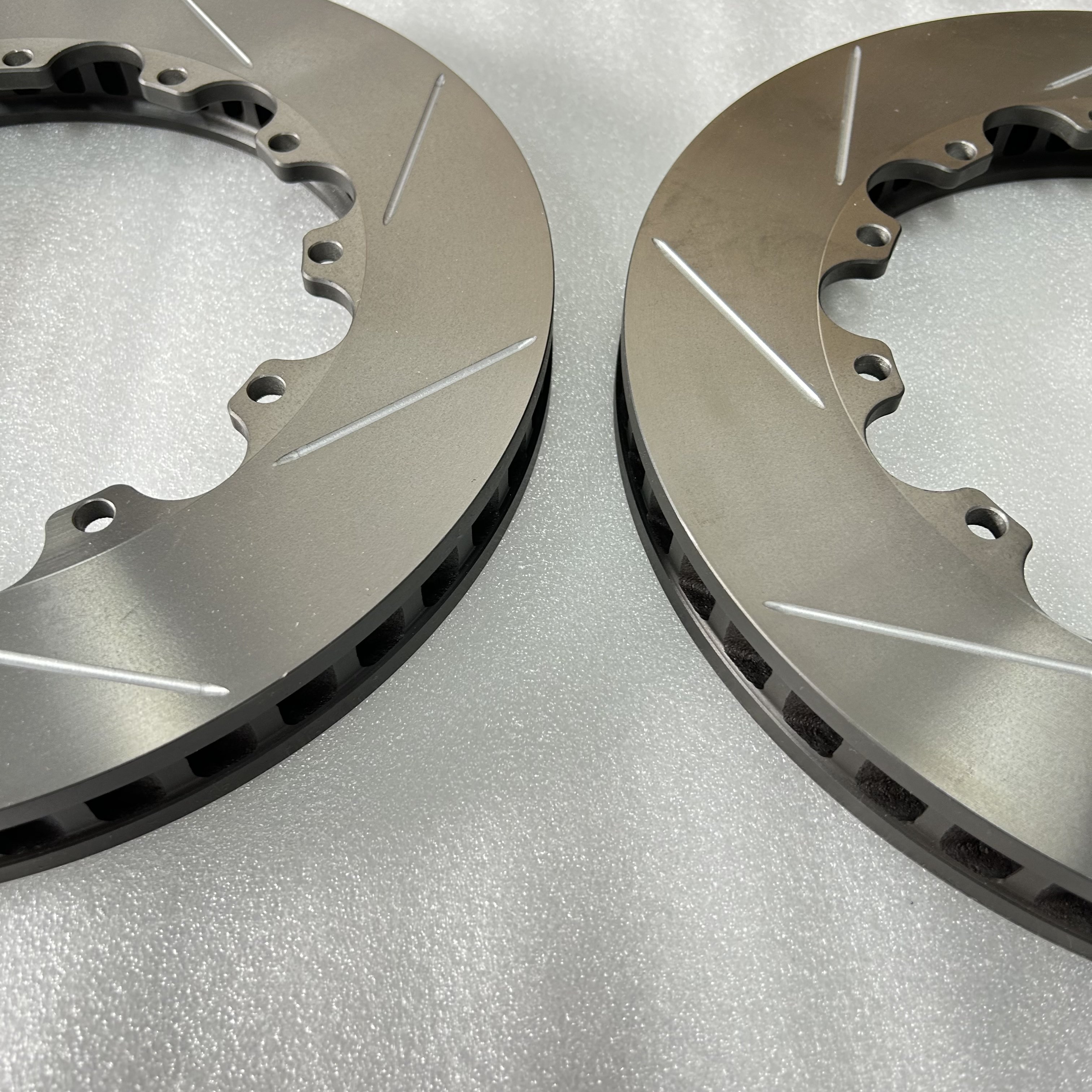 New Condition High Carbon 355*32 Rear Brake Disc for VW Golf 6-Piston Caliper Compatible with Land Rover and Chery A7 Models