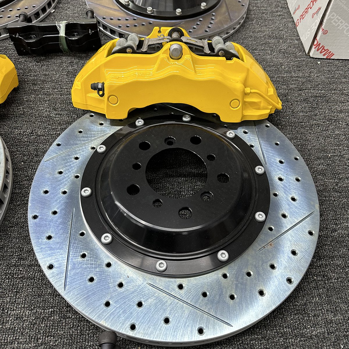 Large Wheel Hub Compatible Fixed Caliper Aluminum Alloy Brake Piston 18Z 6/4 Piston Brake Caliper for audi S6 S8 A6 Rs7 S4 B85