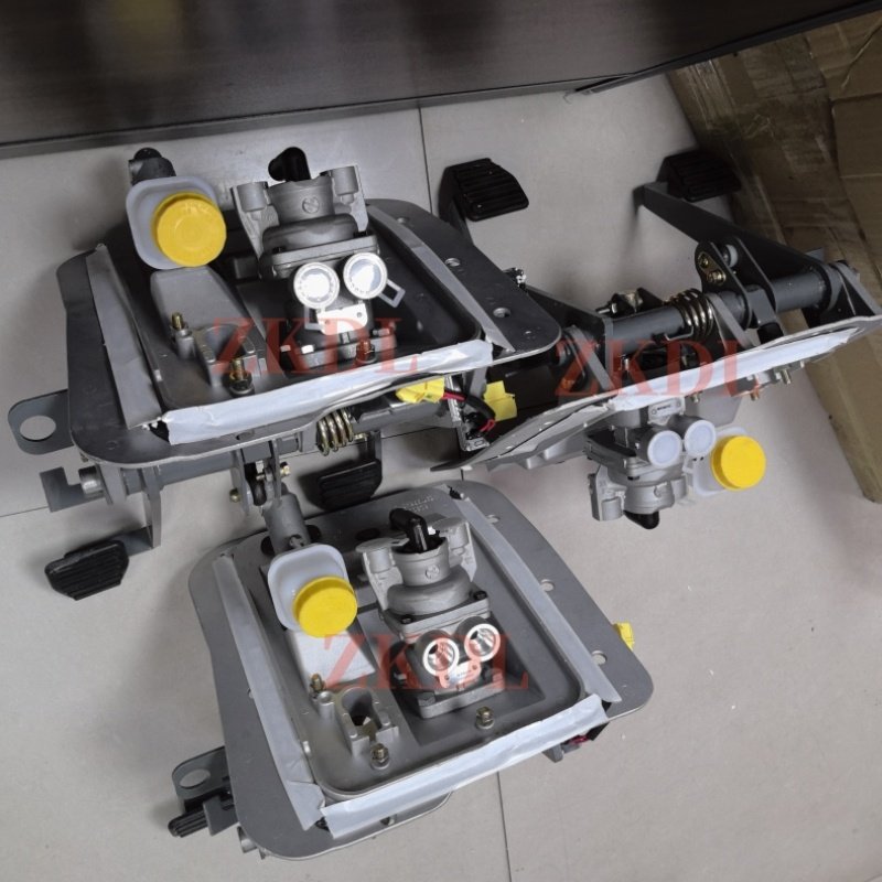 SINOTRUK C7 Right Pedal Support Assembly AZ9719230240 Factory Price with Warranty New Condition