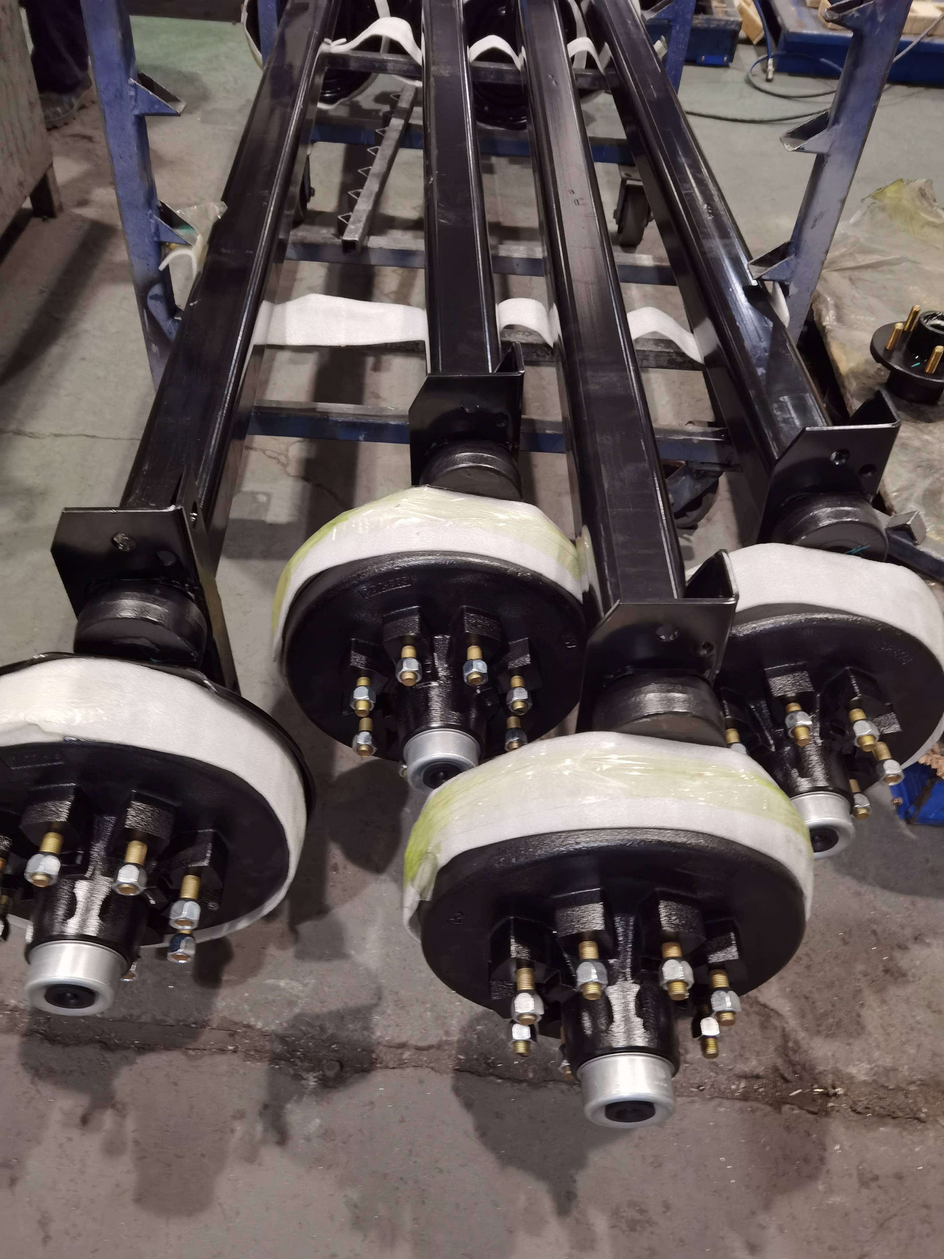 China Factory 6000lb Axles with Electric Brakes Drum American Type Trailer Parts Trailer Accessories