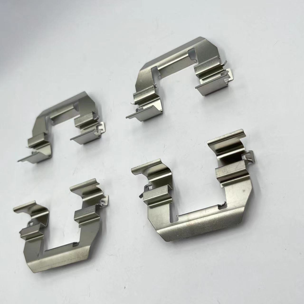 D1877 Rear Brake Pad Fitting Hardware Kit Accessories for GMC / Cadillac 23344214 Brake Pills Repair Kit Brake Pad Clips