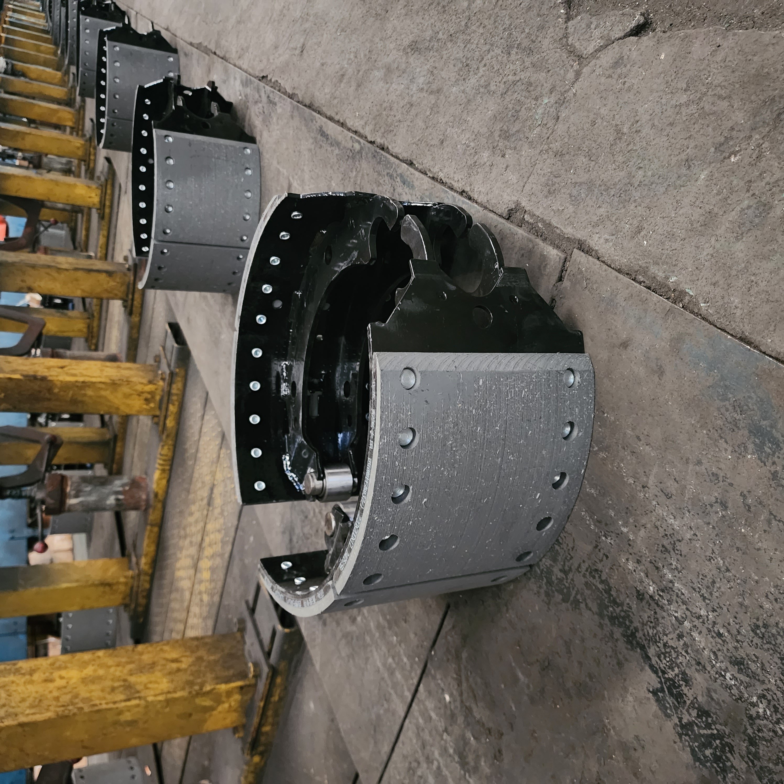 New American 1840mm Steel Axle Semi-Trailer Brake Shoes Used for Special Conditions for Explosive Semi-Trailer