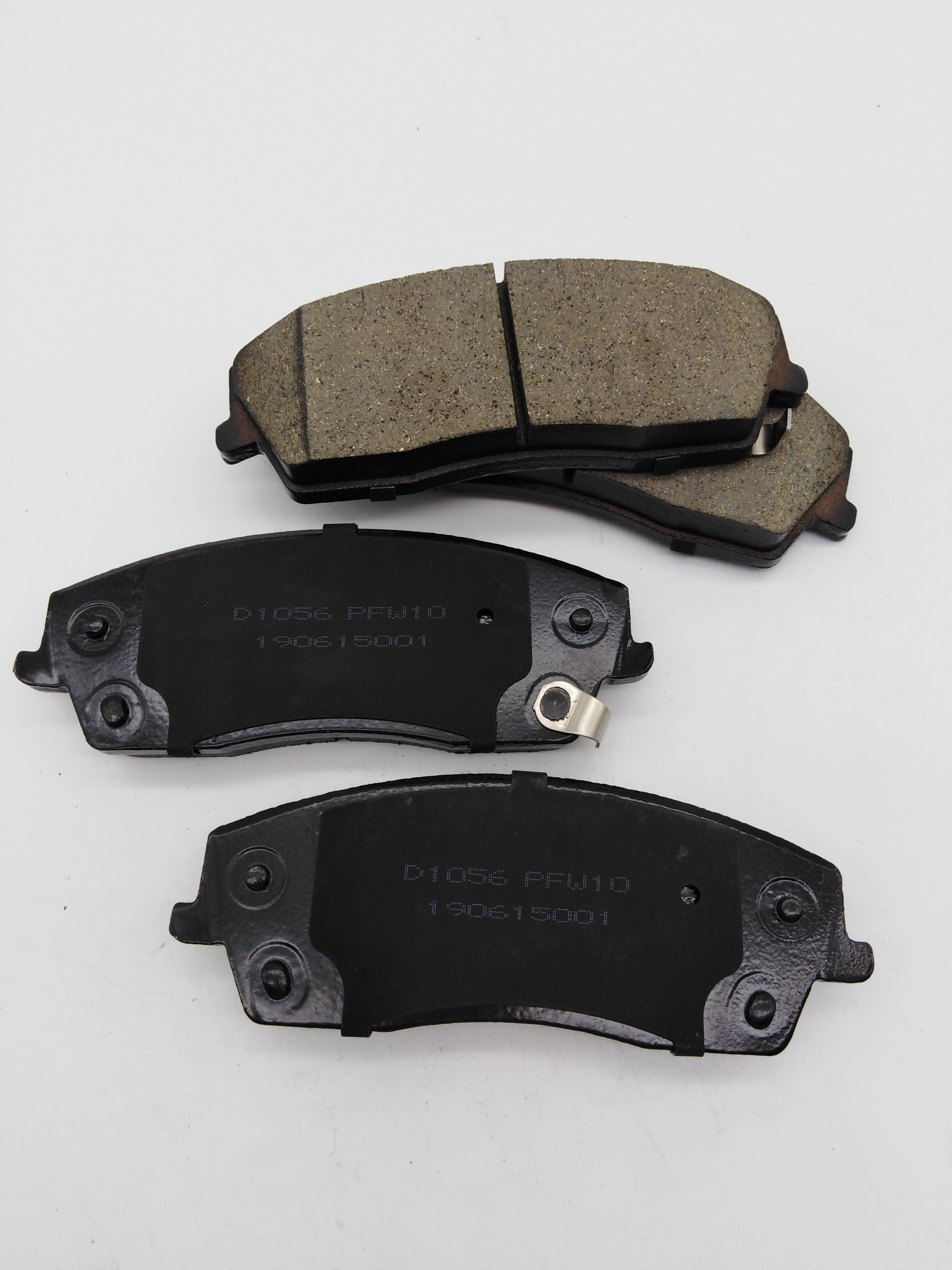 Heat Resistant No Noise No Dust D1056 Front Brake Pad for Chrysler 300 Dodge Challenger Charger Magnum