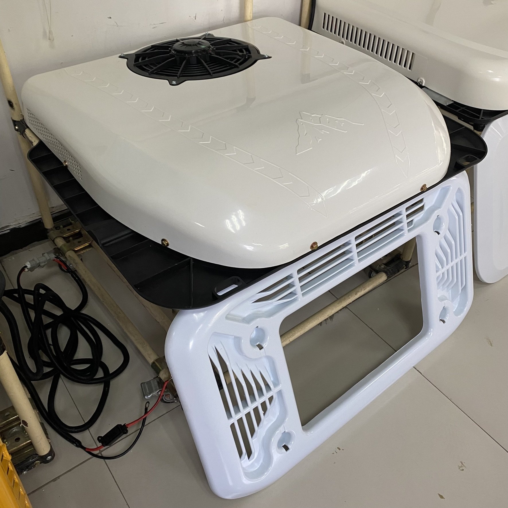 New 12V Car Electric Air Conditioner Portable Aire Acondicionado Para Auto with 24V Compressor Split Type Fits Trucks Buses