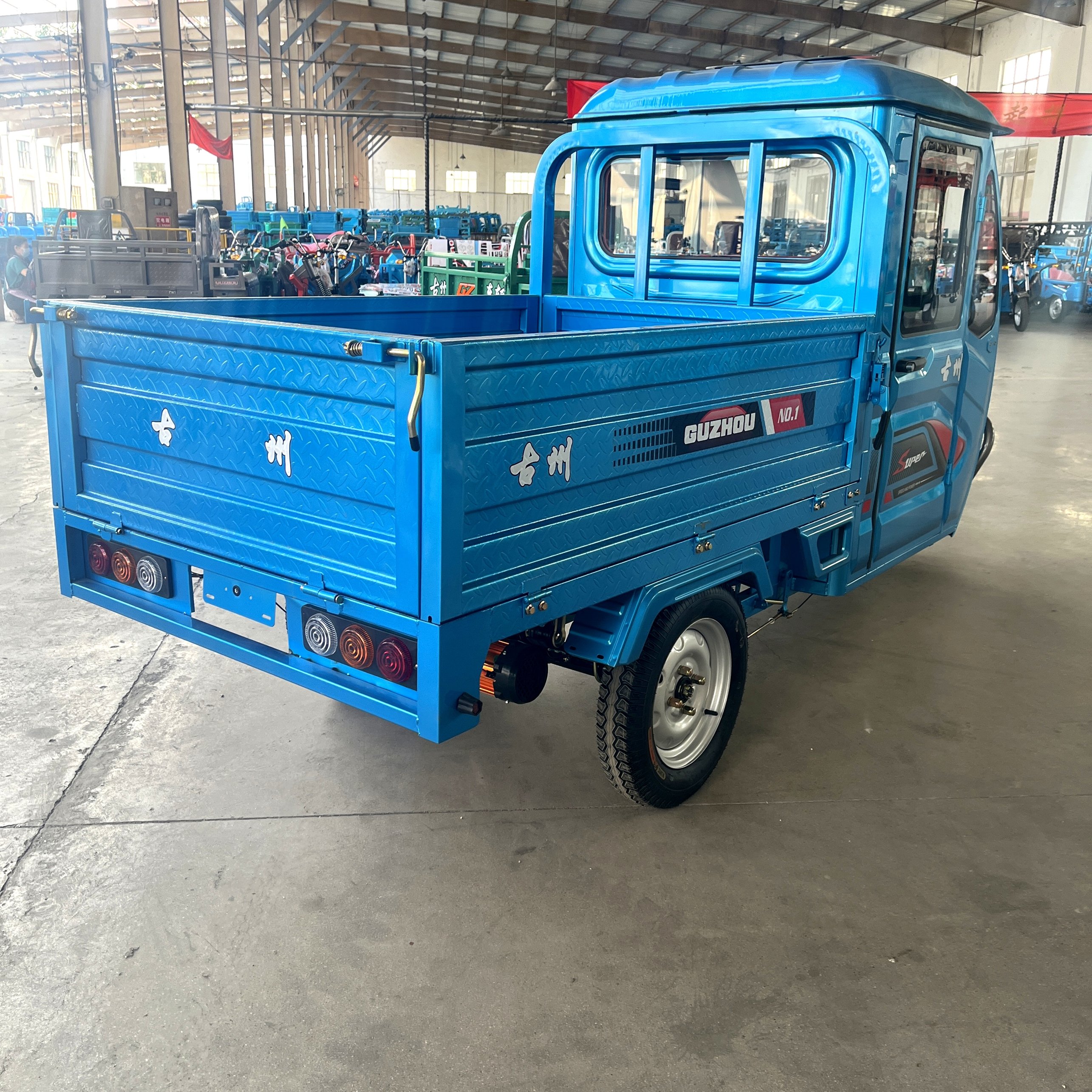 Air Conditioned Tricycles Closed Cabin Motor Tricycle Gasoline Cargo Tricycle Taxi Moto for Adult