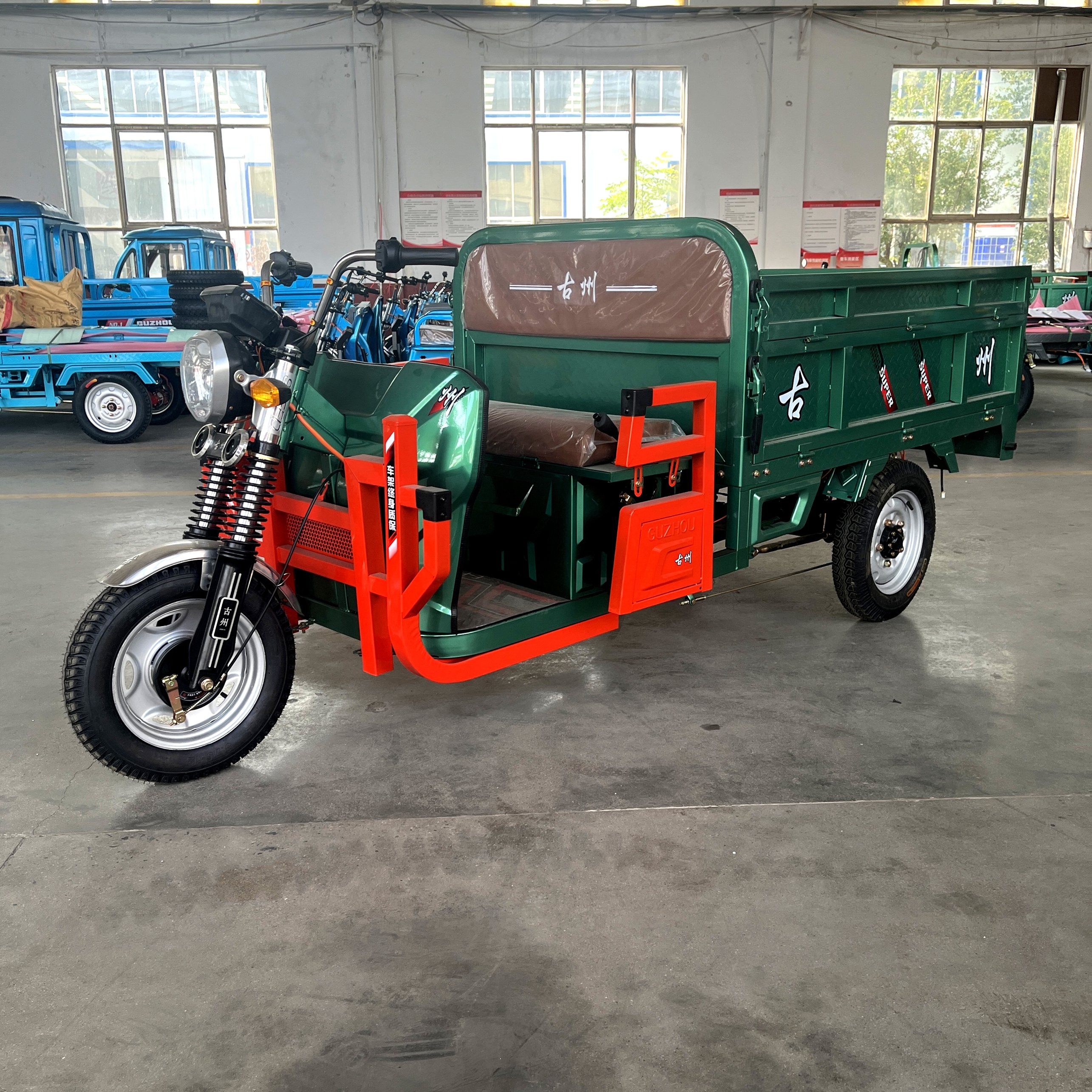 Air Conditioned Tricycles Closed Cabin Motor Tricycle Gasoline Cargo Tricycle Taxi Moto for Adult