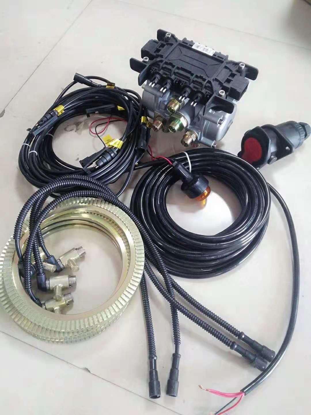 ABS Three Bridge Synchronous Emergency Relay Valve EBS Brake for Trailers and Truck Brake Abs Brake System Semi-trailer Abs Kit