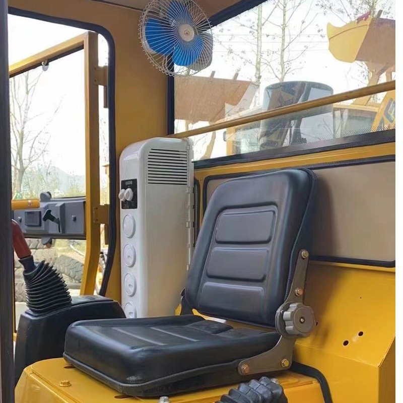 The Car Has an Overhead Parking 12v Truck Auto Electric Air Conditioner