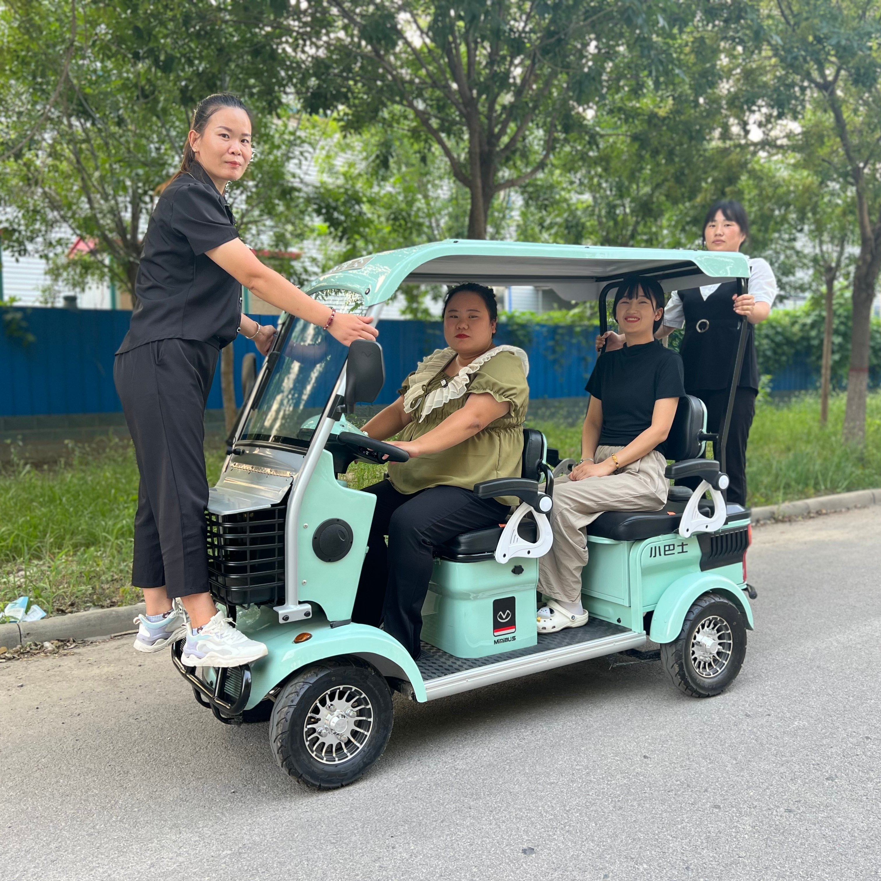 MINIBUS Factory Sale Golf Carts Electromagnetic Brake Comfortable Family-friendly Golf Cart Golf Cart Tour Service
