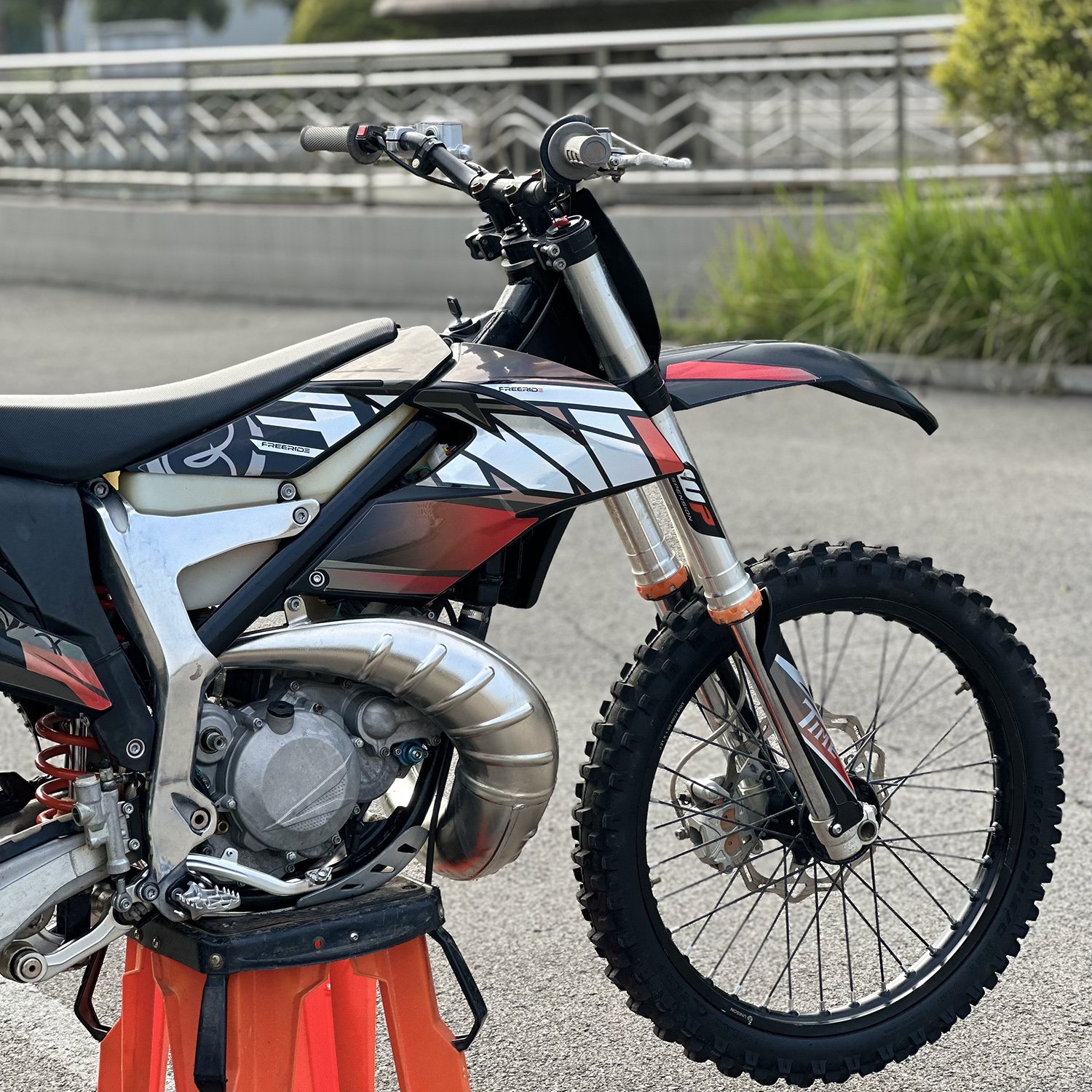 Factory Direct Supply High-Performance 300cc 2T Off-Road Motorcycle for Adults for Dirt Bike Racing Trail Use Brushless Motor