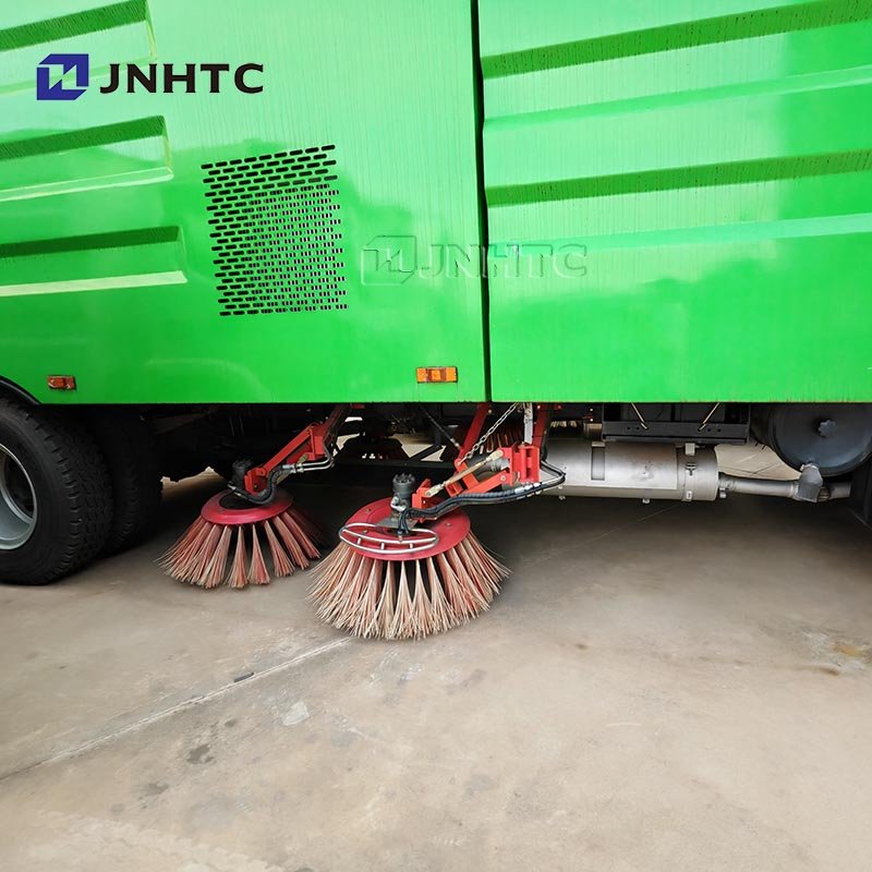 Sinotruk Howo H5 Road Sweeper Truck 4X2 Vehicle-Mounted Road Salt Spreader Snow Melting Machine Truck